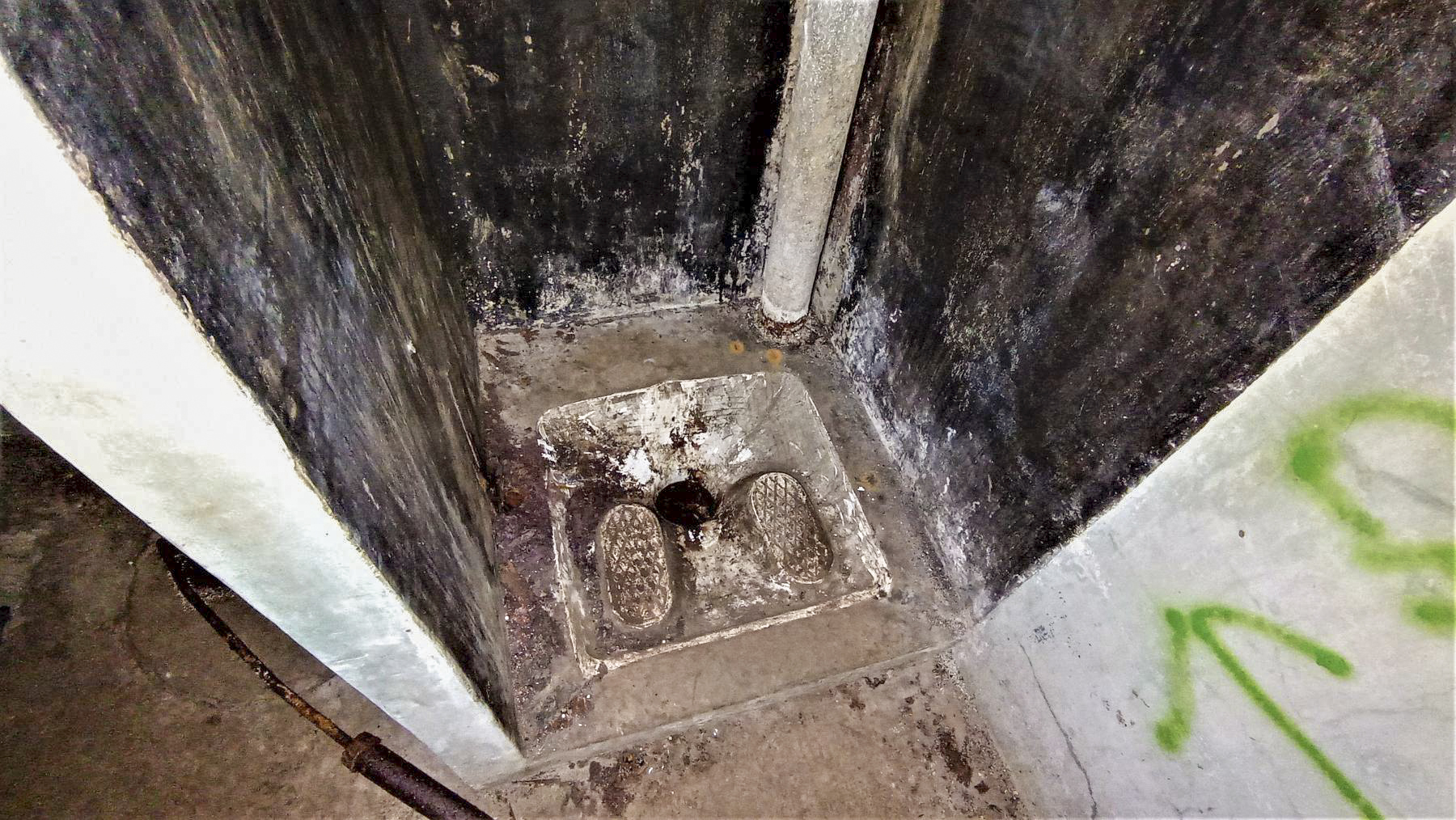 Ligne Maginot - PETIT REDERCHING - (Abri) - Latrine pour officiers. On devine l'agitateur de la fosse en bas à gauche de la photo. - Baptiste Gaudin