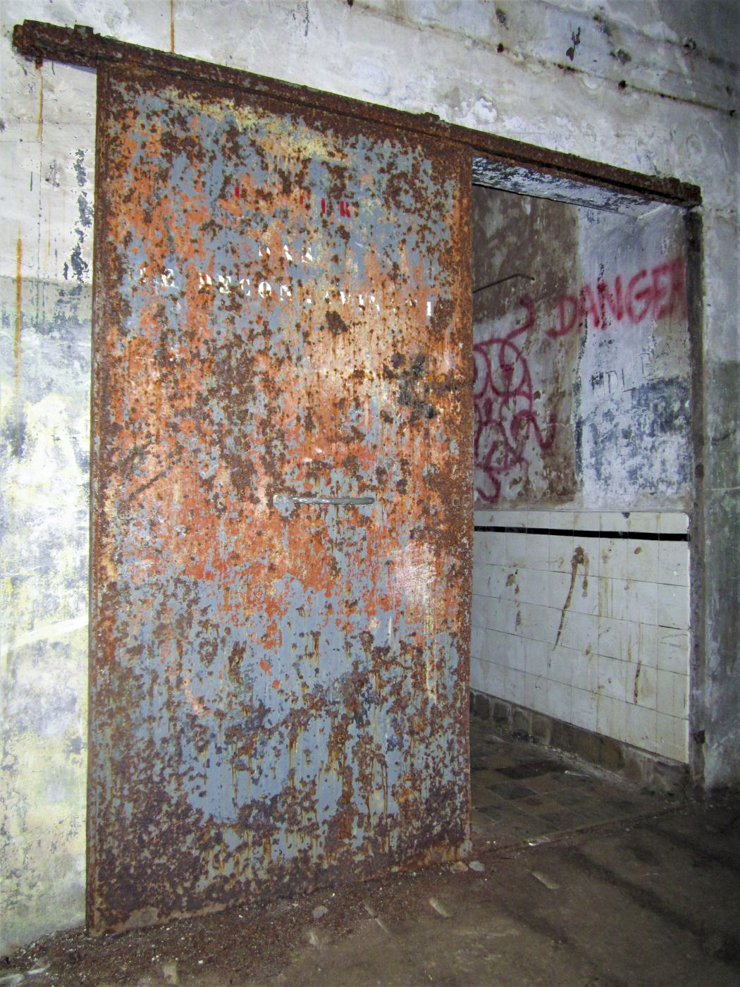 Ligne Maginot - PETIT REDERCHING - (Abri) - Entrée de l'usine (inscription 'danger - sas de décontamination') - Gregory Fuchs