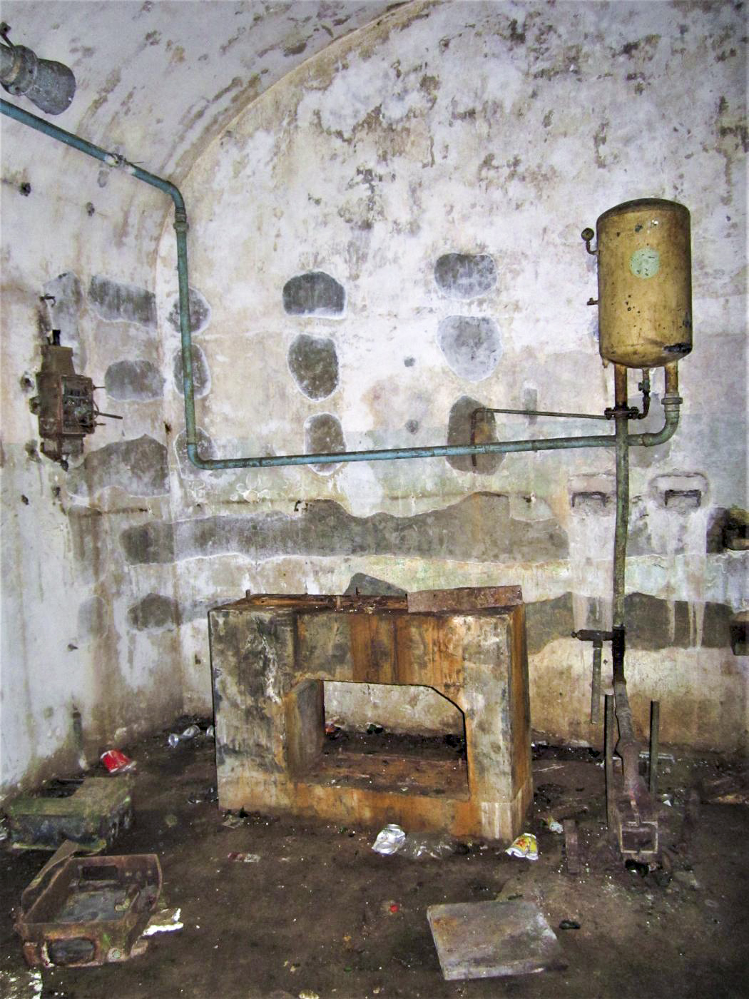 Ligne Maginot - PETIT REDERCHING - (Abri) - Local des vivres - support de la presse hydraulique de la pompe immergée Mengin et son réservoir - Gregory Fuchs