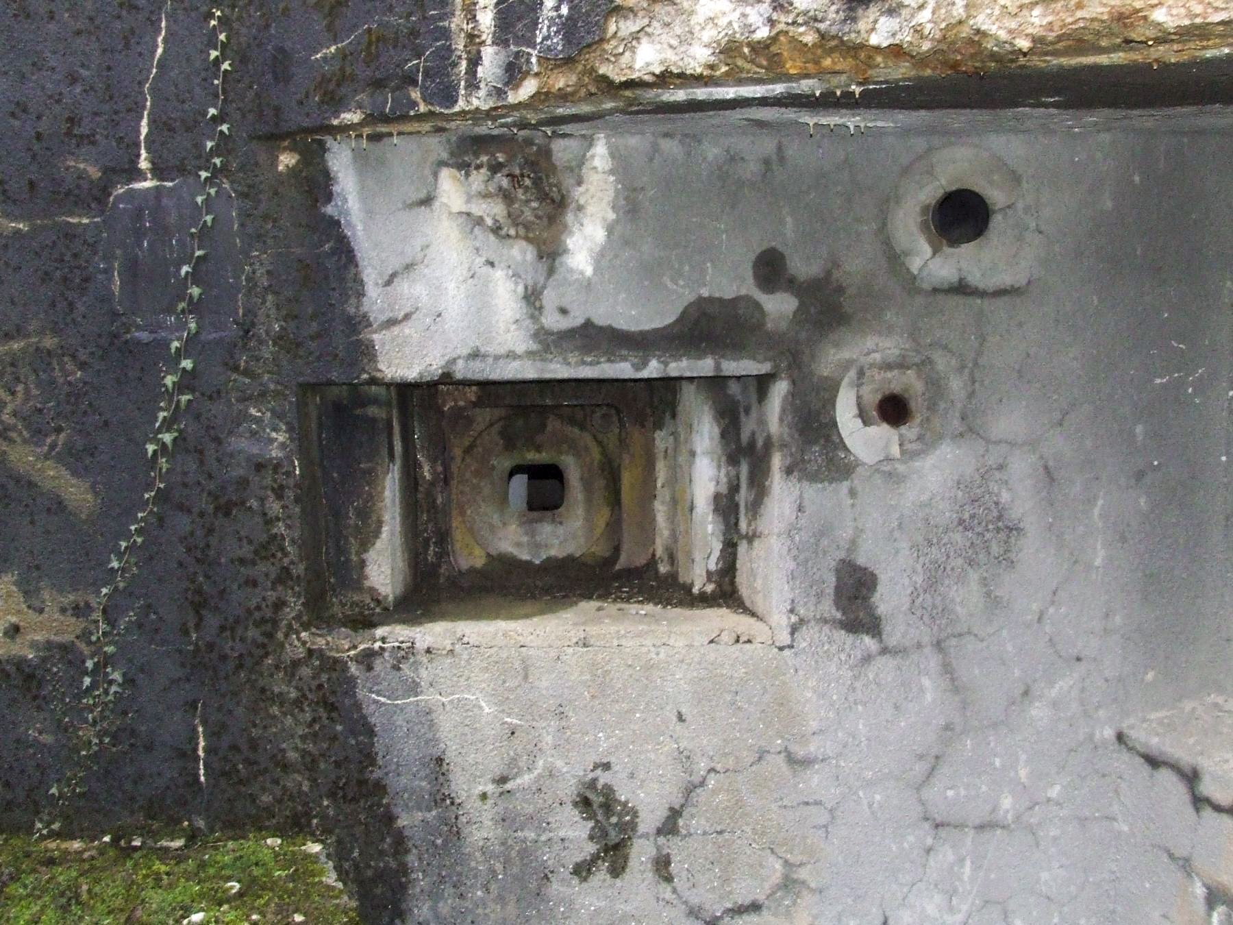 Ligne Maginot - ACHEN NORD EST - (Casemate d'infanterie - double) - Un créneau pour FM type RB - STENGER Mathieu
