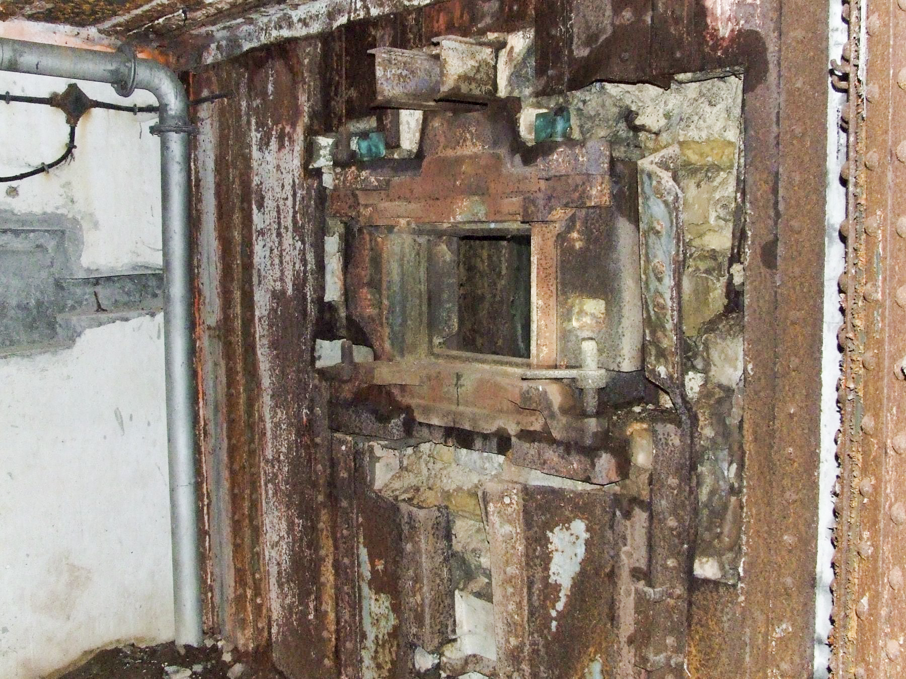 Ligne Maginot - ACHEN NORD EST - (Casemate d'infanterie - double) - La trémie pour JM et AC47 - STENGER Mathieu
