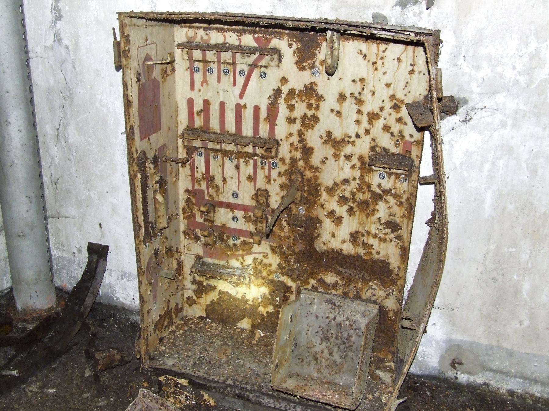 Ligne Maginot - ACHEN NORD EST - (Casemate d'infanterie - double) - Une armoire à outils - STENGER Mathieu