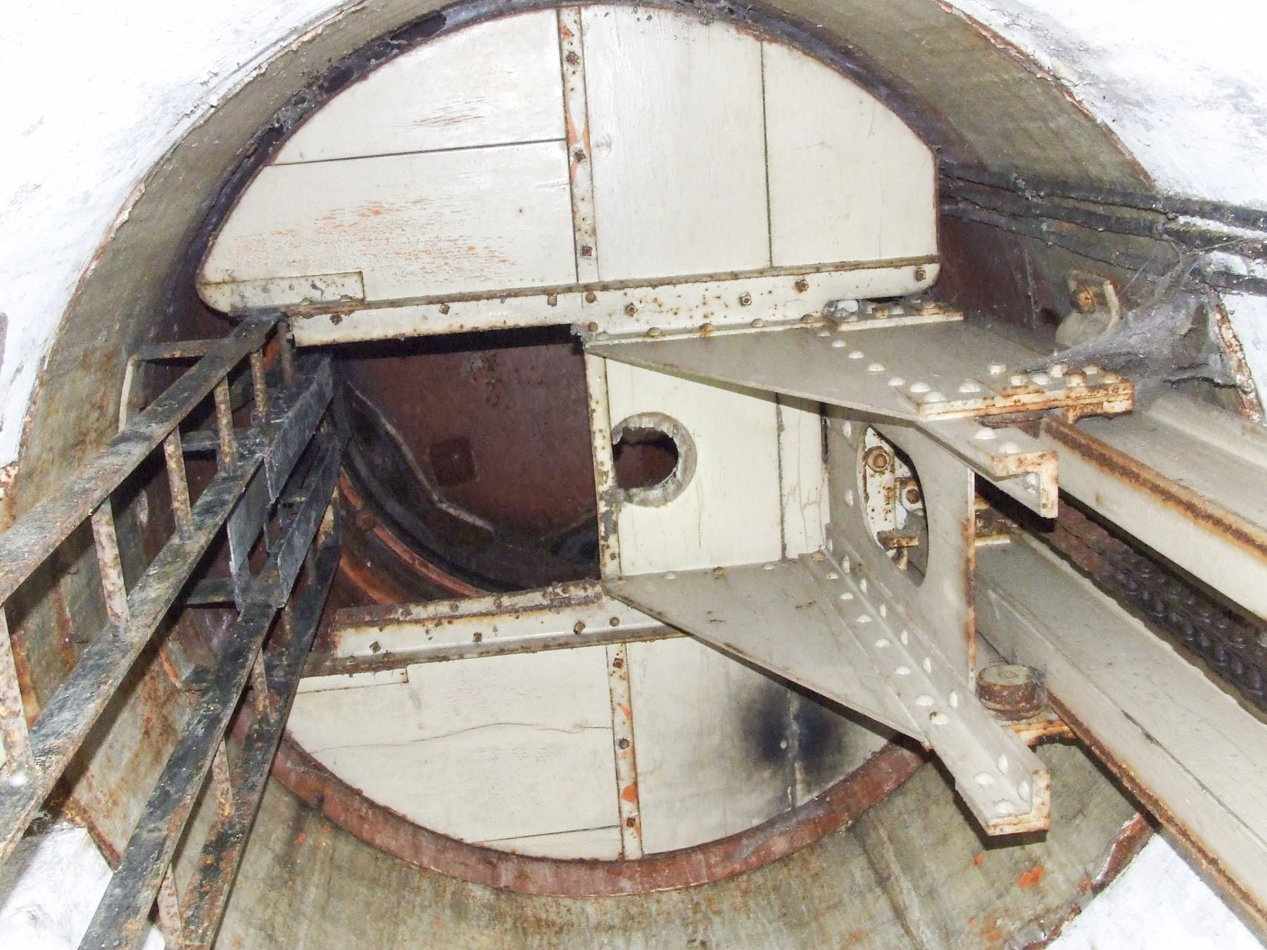 Ligne Maginot - ACHEN NORD EST - (Casemate d'infanterie - double) - Le puits d'une cloche GFM et la plate-forme mobile - STENGER Mathieu