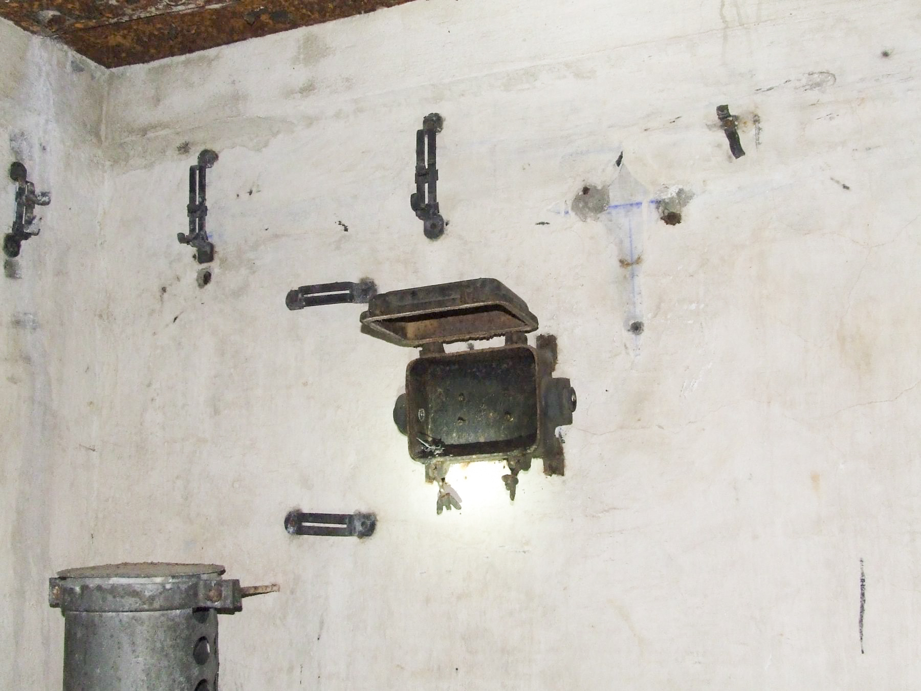 Ligne Maginot - ACHEN NORD EST - (Casemate d'infanterie - double) - Un boîtier électrique - STENGER Mathieu