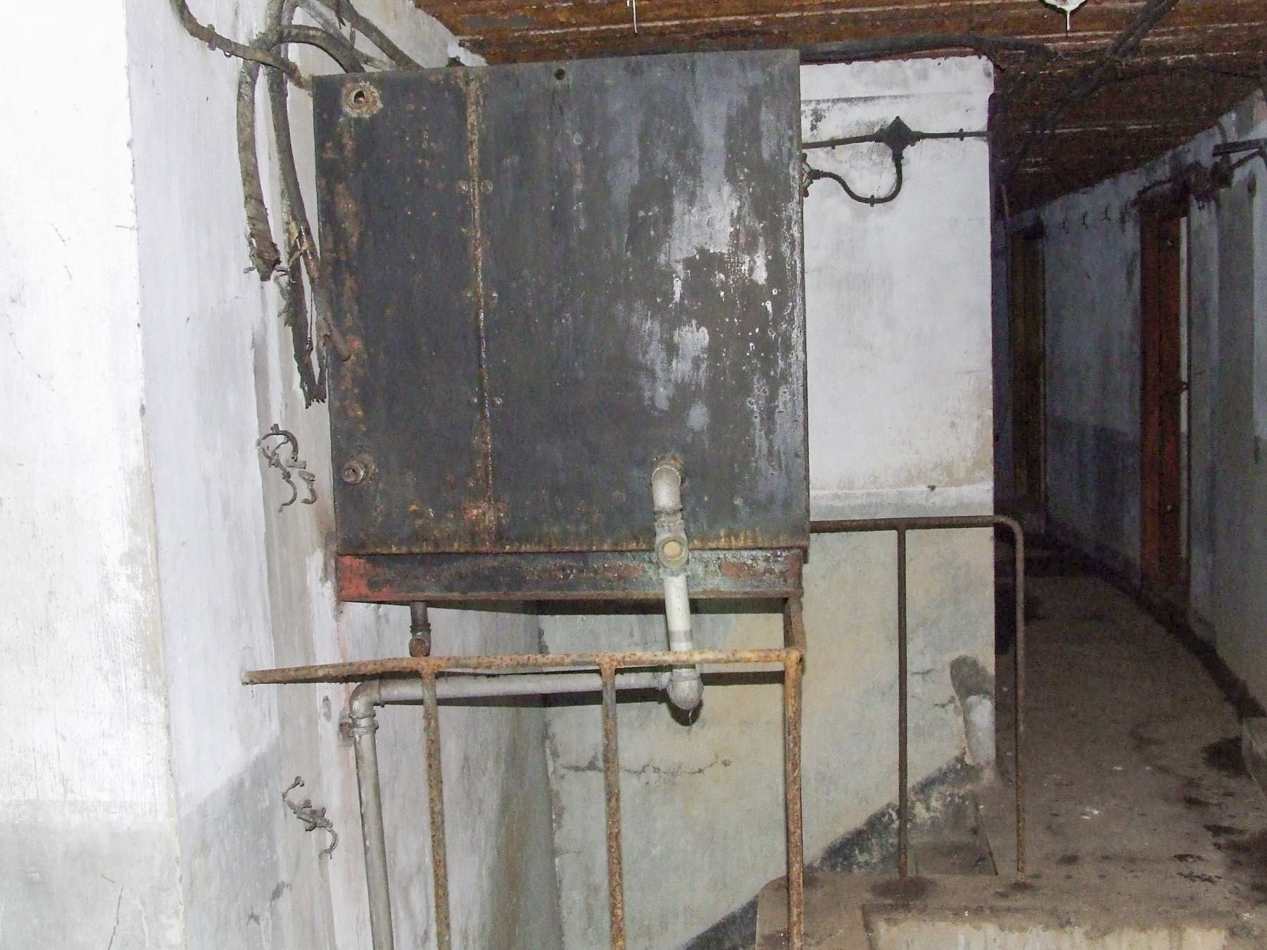 Ligne Maginot - ACHEN NORD EST - (Casemate d'infanterie - double) - Un réservoir d'eau et l'escalier vers l'étage inférieur - STENGER Mathieu
