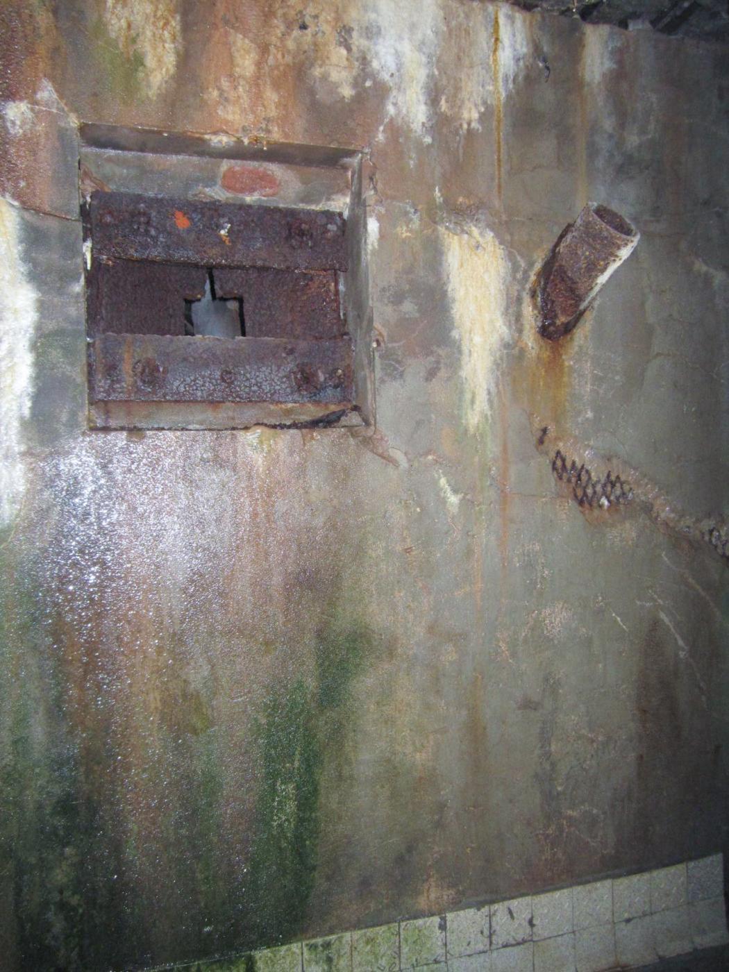 Ligne Maginot - HOCHWALD C5 - (Casemate d'infanterie) - Créneau FM et goulotte LG de défense de l'entrée - Gregory Fuchs