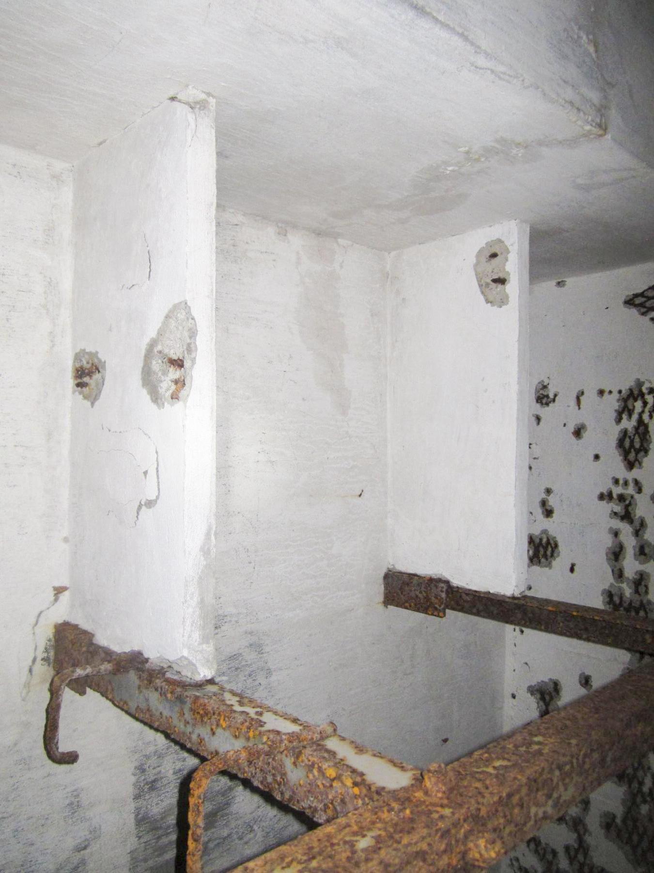 Ligne Maginot - HOCHWALD C5 - (Casemate d'infanterie) - Chambre pour deux officiers - étagères - Gregory Fuchs