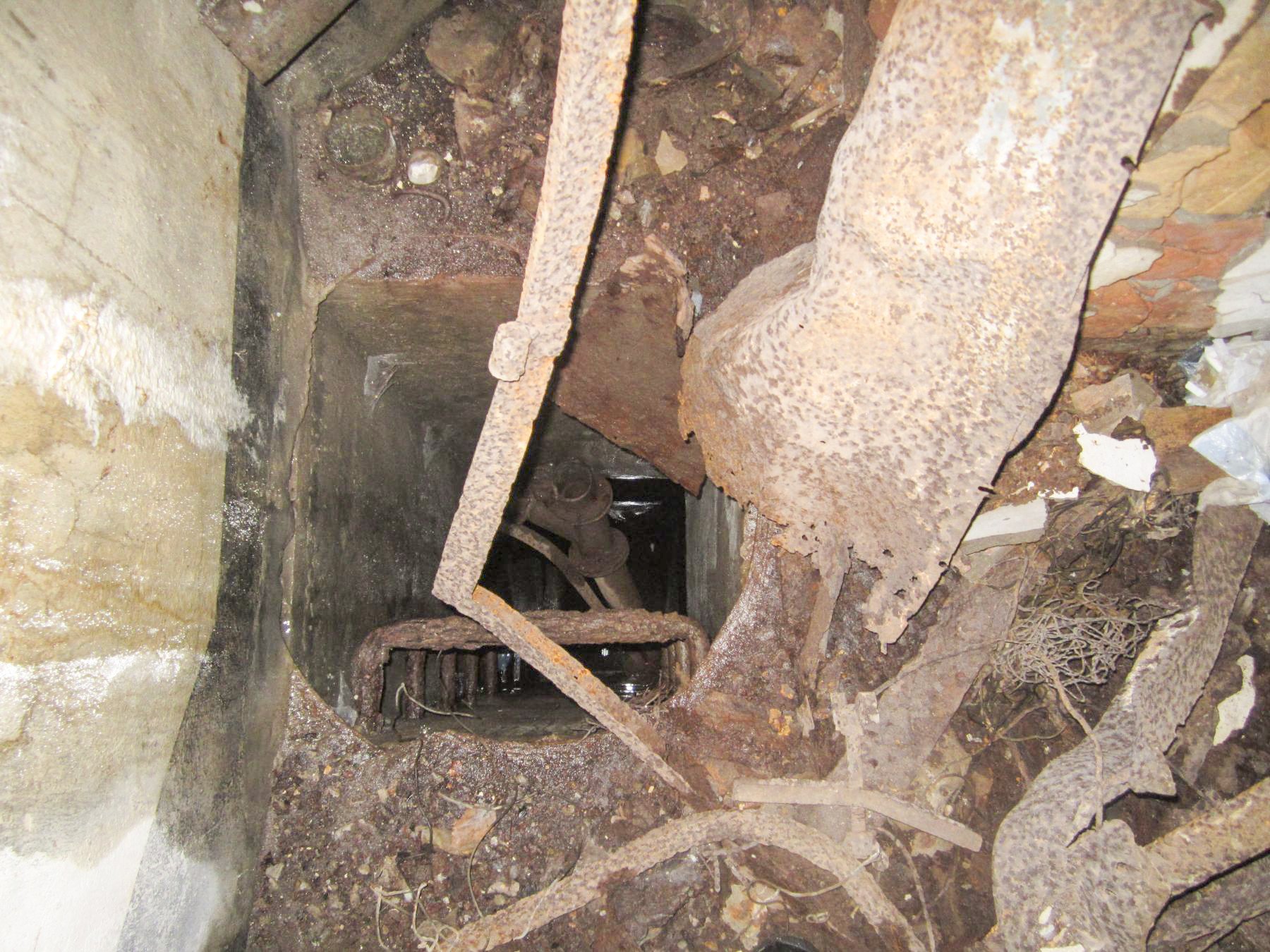 Ligne Maginot - HOCHWALD C5 - (Casemate d'infanterie) - Fosse de la latrine - Gregory Fuchs