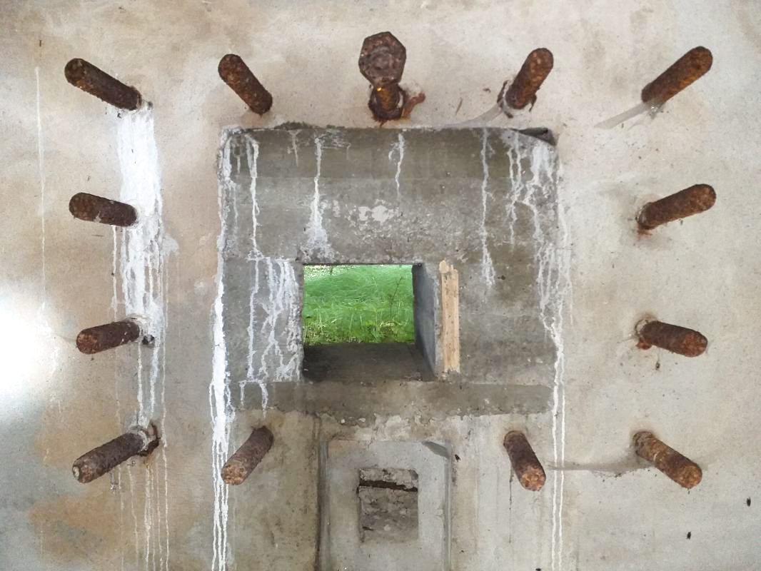 Ligne Maginot - SELTZBACH 6 - (Blockhaus pour arme infanterie) - Créneau mitrailleuse - détail de la 'réduction' - gregfuchs