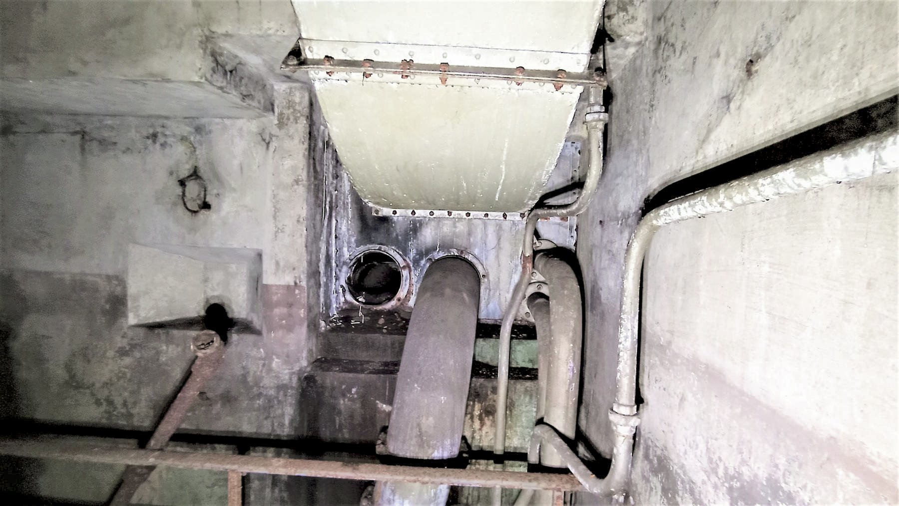 Ligne Maginot - PETIT REDERCHING - (Abri) - Tuyaux d'évacuation des gaz d'échappements de l'usine et, en haut, conduit aéraulique de la prise d'air du coffre central - Baptiste GAUDIN