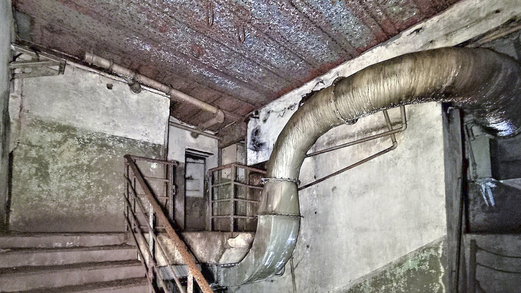 Ligne Maginot - PETIT REDERCHING - (Abri) - Haut de la cage d'escalier du coffre central, sur la droite, le conduit aéraulique de la prise d'air passant par le local du piquet de garde - Baptiste GAUDIN