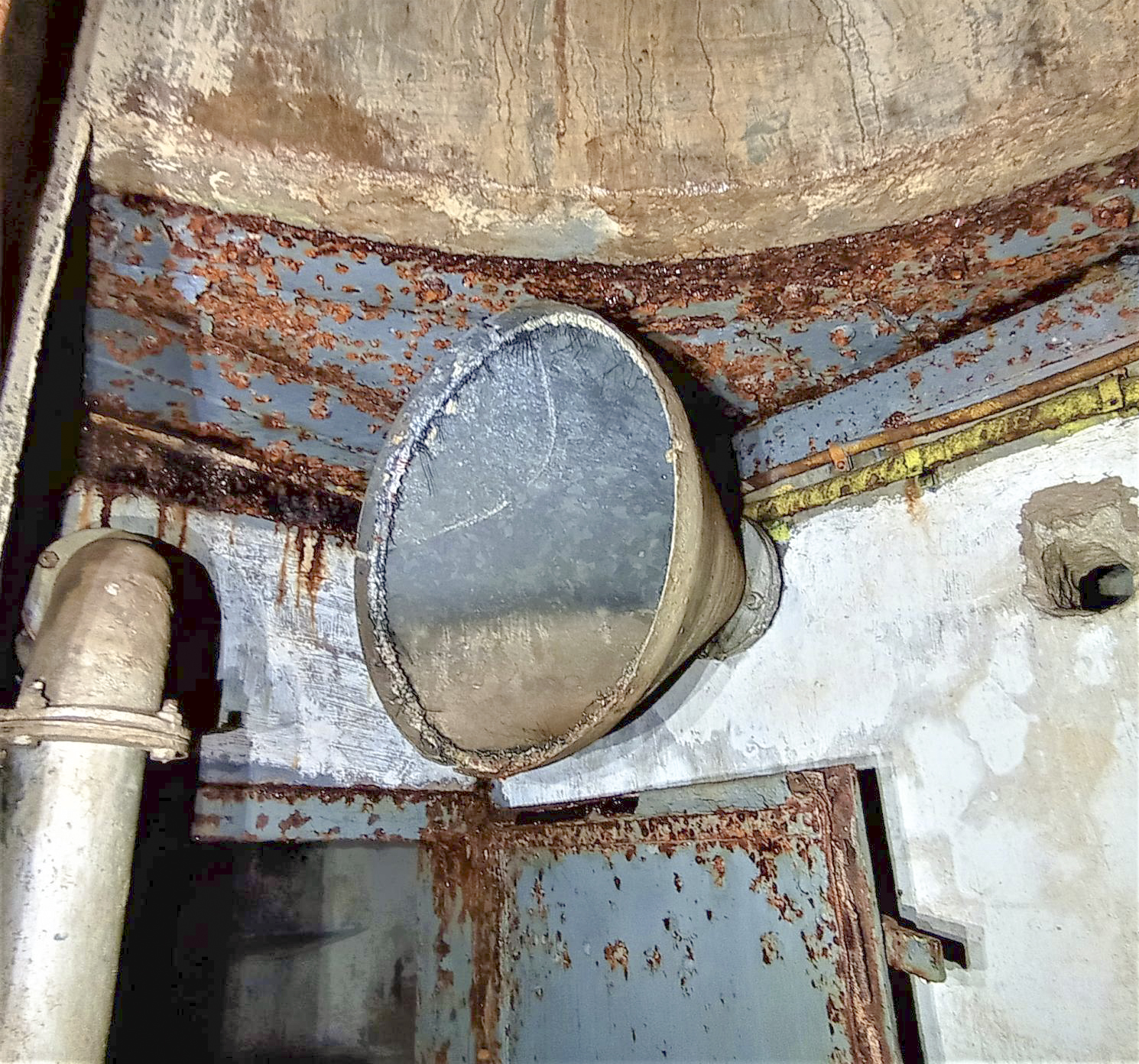 Ligne Maginot - PETIT REDERCHING - (Abri) - Tuyau aéraulique de sortie d'air surpressé dans la cloche GFM - Baptiste GAUDIN