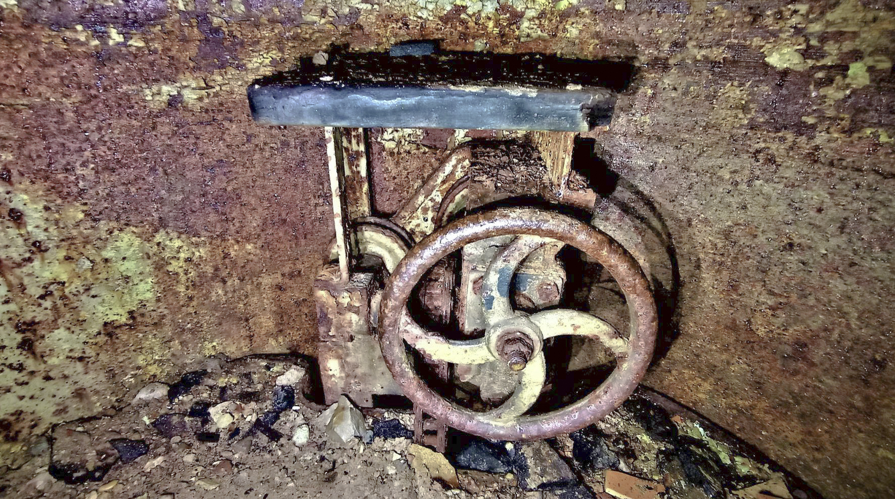 Ligne Maginot - PETIT REDERCHING - (Abri) - Commande du plancher mobile de la cloche GFM - Baptiste GAUDIN