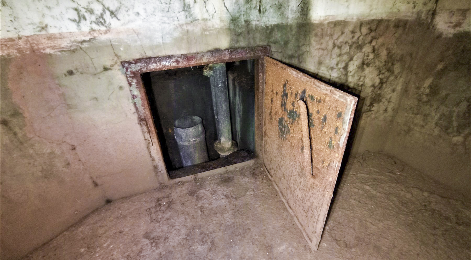 Ligne Maginot - PETIT REDERCHING - (Abri) - Gaine de passage des tuyaux d'évacuation des gaz d'échappements de l'usine - Baptiste GAUDIN