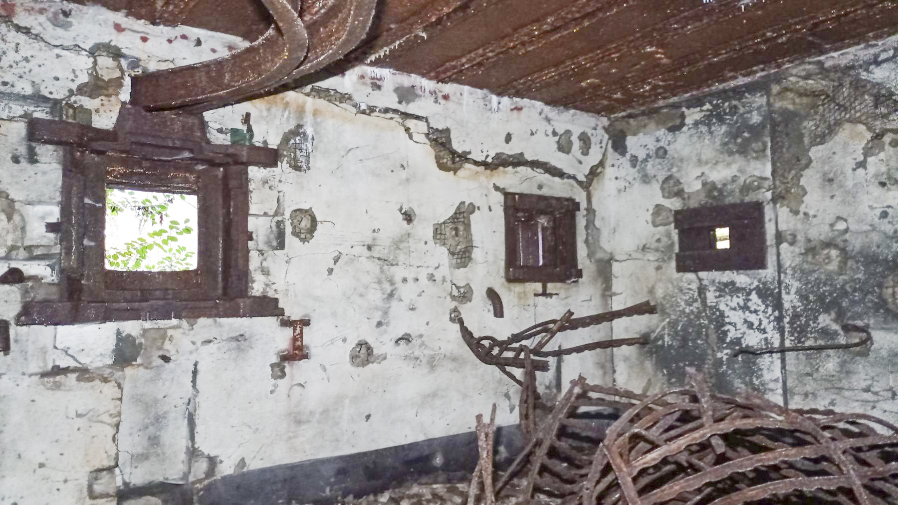 Ligne Maginot - HOCHWALD C9 - (Casemate d'infanterie) - Intérieur de la chambre de tir, en bas à droite, les restes d'un casier à obus de 47 - Baptiste GAUDIN