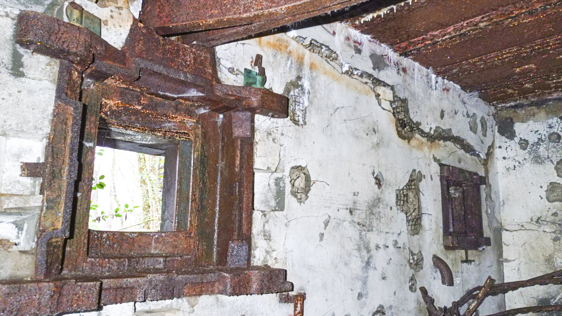 Ligne Maginot - HOCHWALD C9 - (Casemate d'infanterie) - Intérieur de la chambre de tir, la trémie encore en place - Baptiste GAUDIN