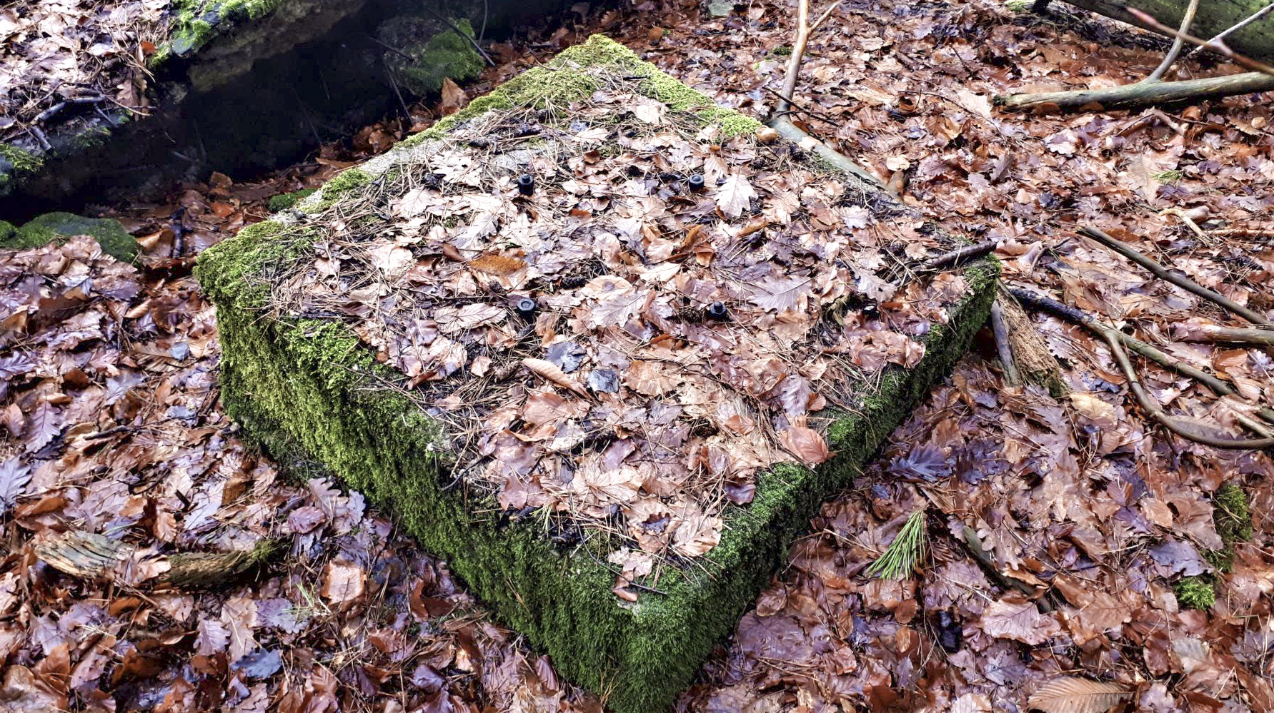Ligne Maginot - HOCHWALD C6 - (Casemate d'infanterie) - Sur la dalle de la casemate, le support d'une sirène probablement installé par les allemands (visible sur les photos d'époque) - Gregory Fuchs