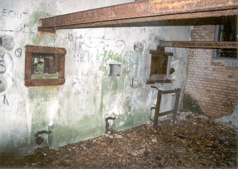 Ligne Maginot - SOUFFLENHEIM (Stand de tir) - Chambre de tir avec trémie n°1 pour JM et canon de 37, créneau de cloche GFM pour FM et mortier de 50, trémie n°4 pour JM et canon de 47 - Antoine SCHOEN