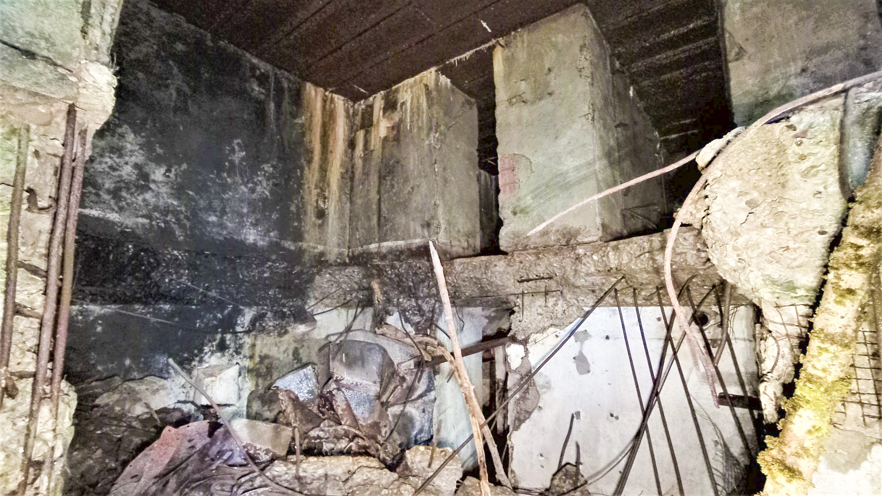 Ligne Maginot - HOCHWALD C9 - (Casemate d'infanterie) - Vue sur les deux étages et la dalle de plancher effondrée - Baptiste GAUDIN