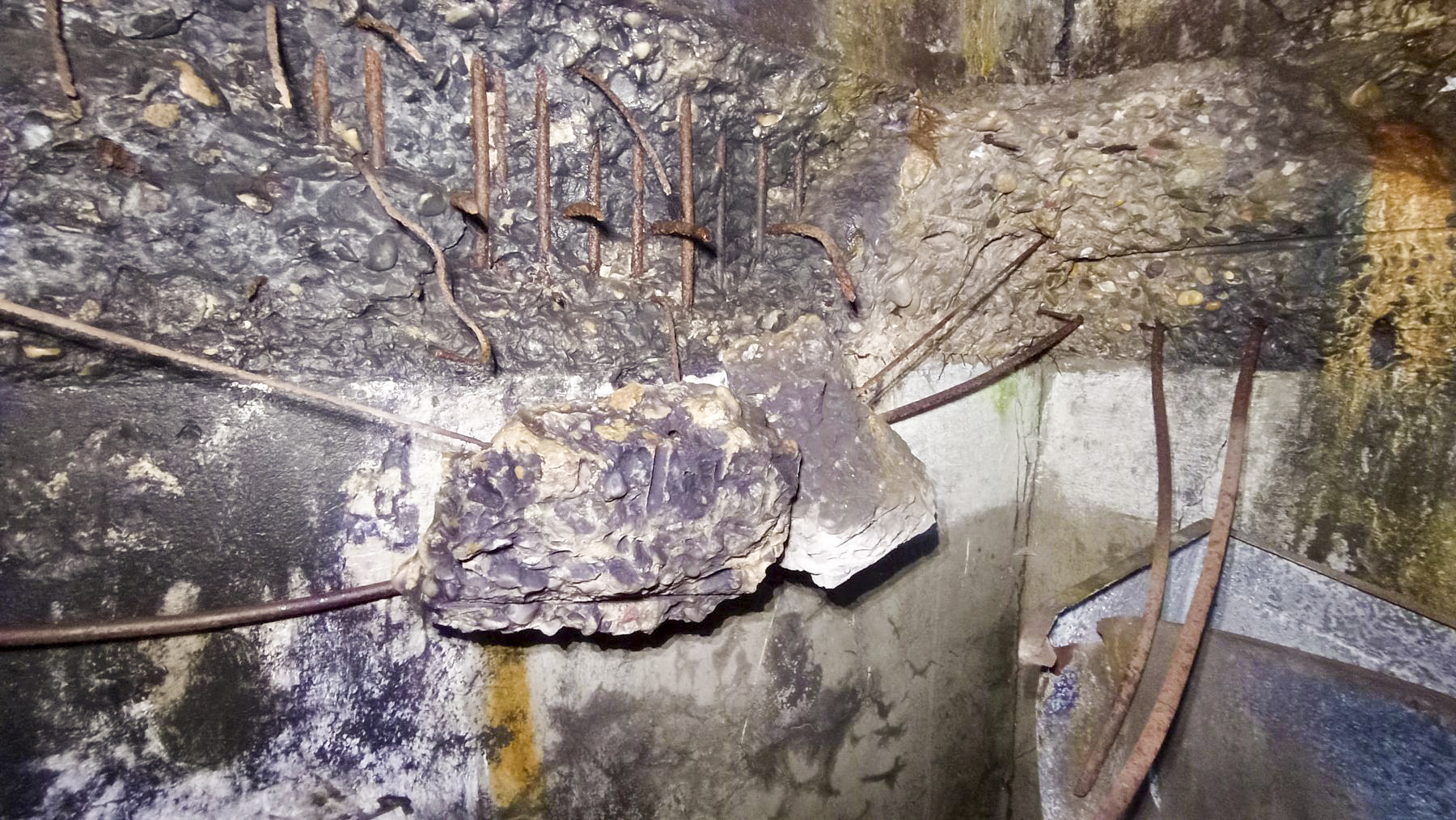 Ligne Maginot - HOCHWALD C9 - (Casemate d'infanterie) - La dalle du plancher effondrée entres les deux étages  - Baptiste GAUDIN