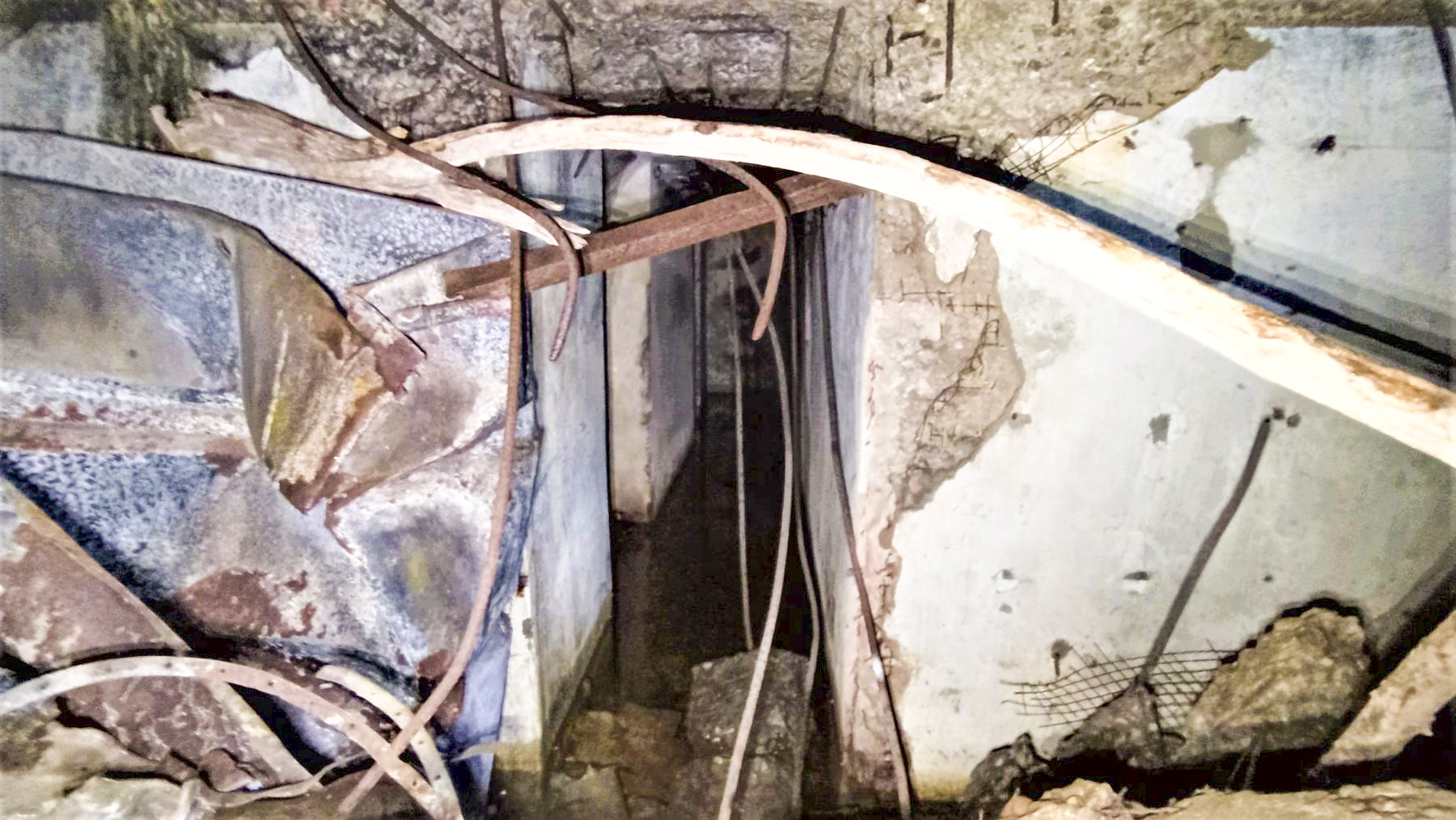 Ligne Maginot - HOCHWALD C9 - (Casemate d'infanterie) - Etage inférieur
Au fond l'accès à la chambre de repos, à gauche l'accès à l'escalier menant à l'étage - Baptiste GAUDIN