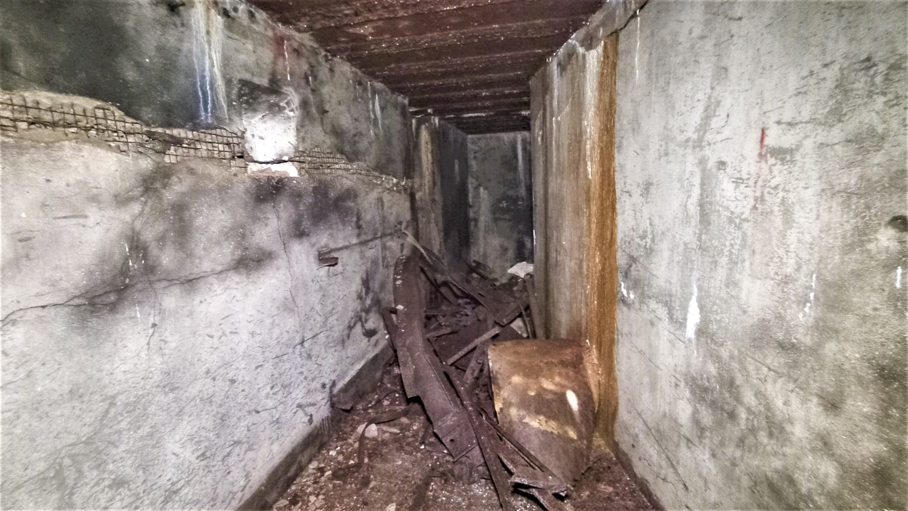 Ligne Maginot - HOCHWALD C9 - (Casemate d'infanterie) - Couloir séparant les deux cloches encombré par les débris de la cloche GFM - Baptiste GAUDIN