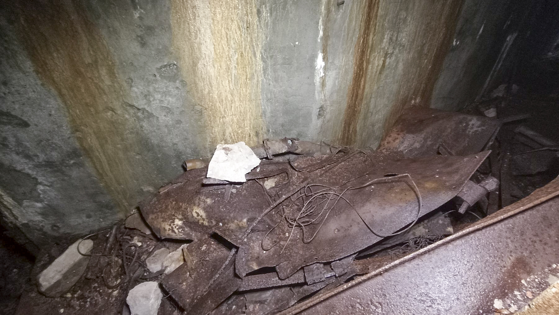 Ligne Maginot - HOCHWALD C9 - (Casemate d'infanterie) - Couloir séparant les deux cloches encombré par les débris de la cloche GFM - Baptiste GAUDIN