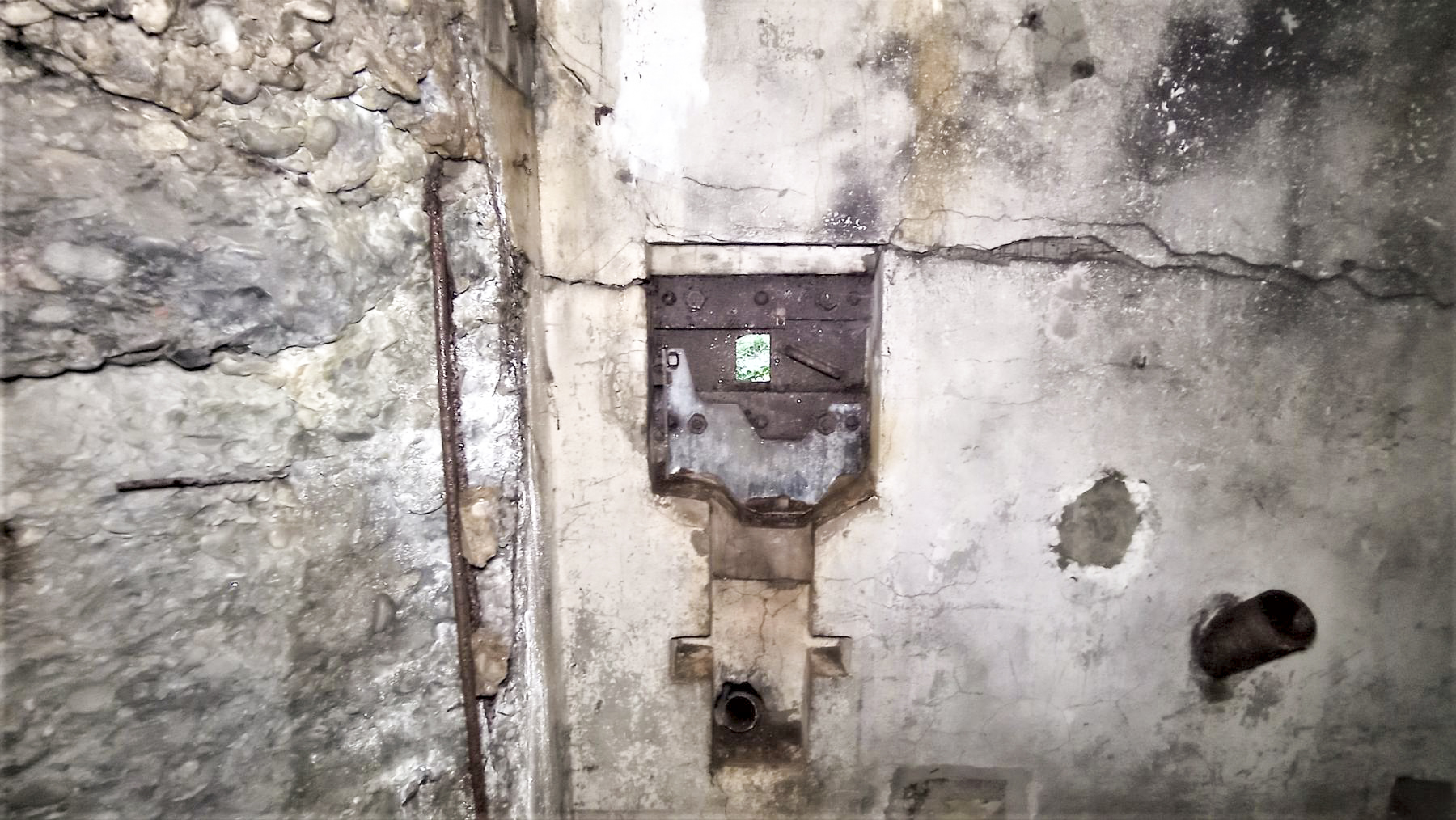 Ligne Maginot - HOCHWALD C9 - (Casemate d'infanterie) - Créneau pour Fusil Mitrailleur 24/29 de façade et goulottes à grenades - Baptiste GAUDIN