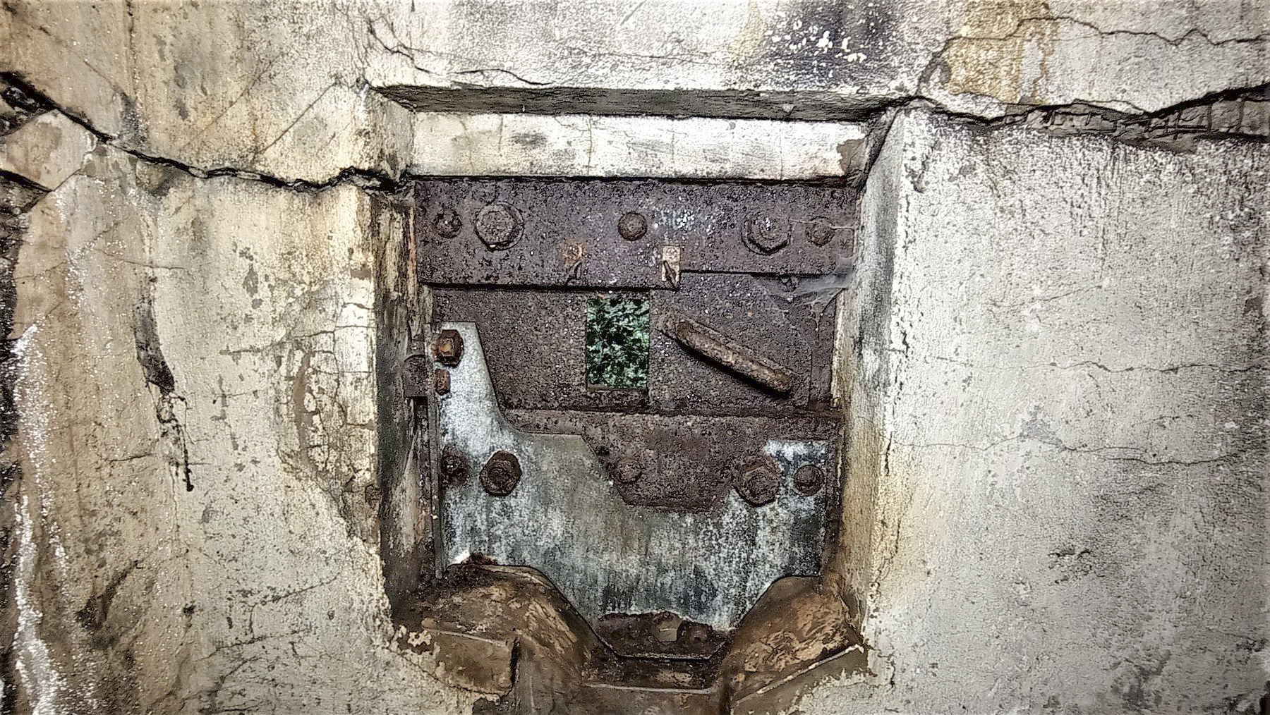 Ligne Maginot - HOCHWALD C9 - (Casemate d'infanterie) - Créneau pour Fusil Mitrailleur 24/29 de façade - Baptiste GAUDIN