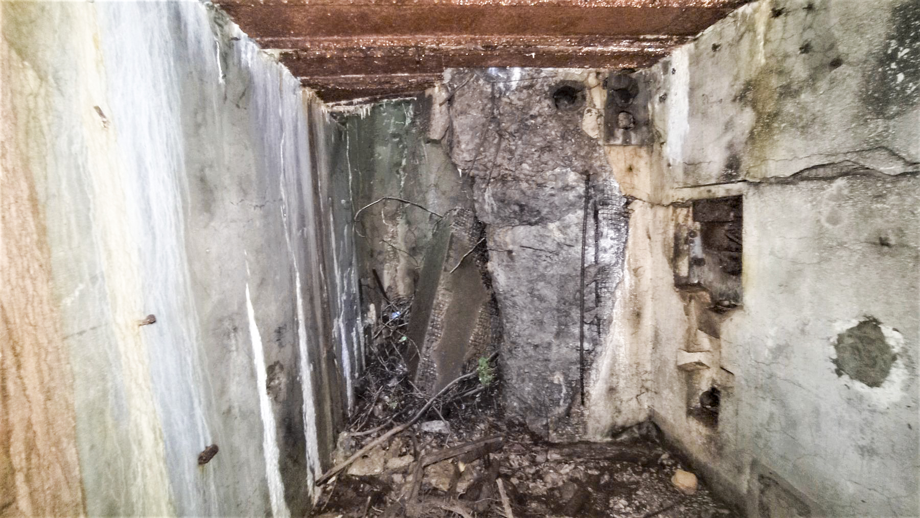 Ligne Maginot - HOCHWALD C9 - (Casemate d'infanterie) - Puits de la cloche GFM et Créneau pour Fusil Mitrailleur 24/29 - Baptiste GAUDIN
