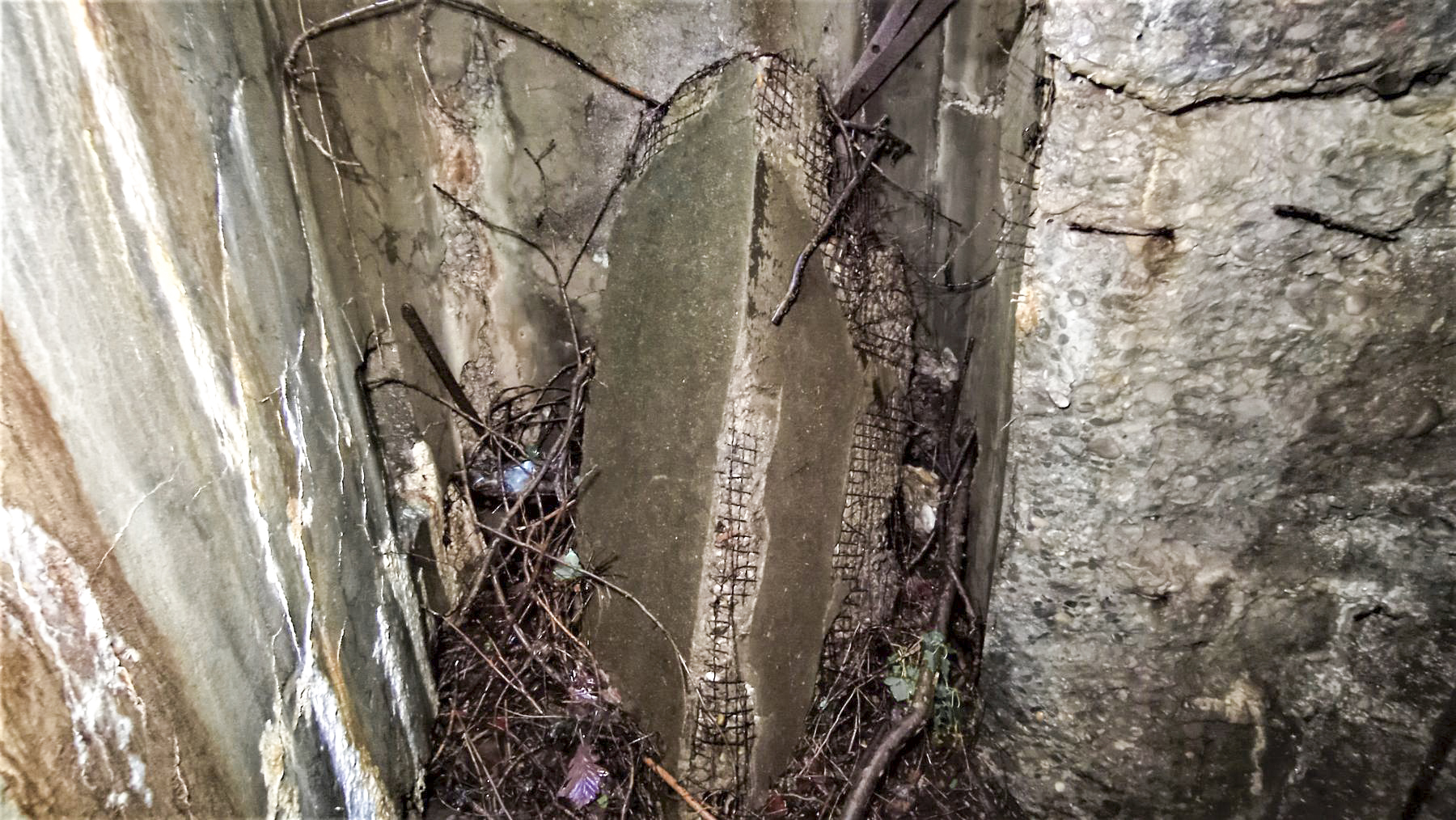 Ligne Maginot - HOCHWALD C9 - (Casemate d'infanterie) - Débris de mur dans le puits de la cloche GFM - Baptiste GAUDIN