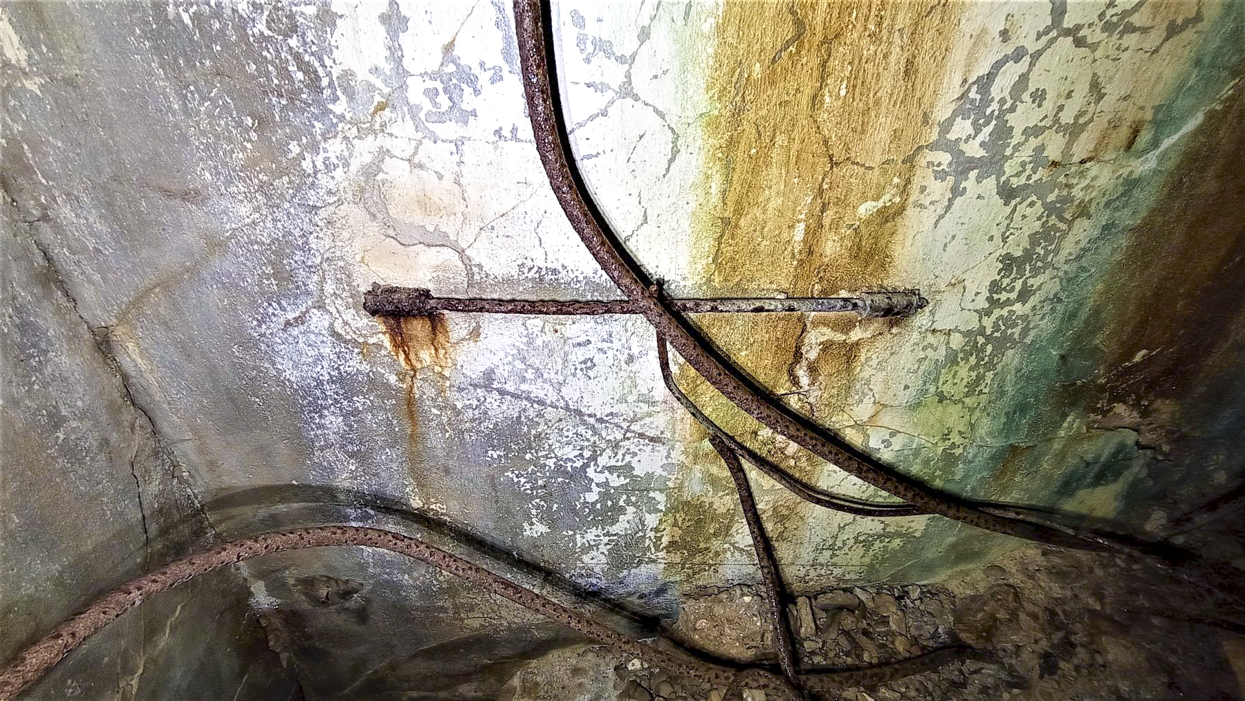 Ligne Maginot - HOCHWALD C6 - (Casemate d'infanterie - double) - Charnière pivotante d'une petite tablette rabattable dans la caponnière de protection de l'entrée - Baptiste GAUDIN