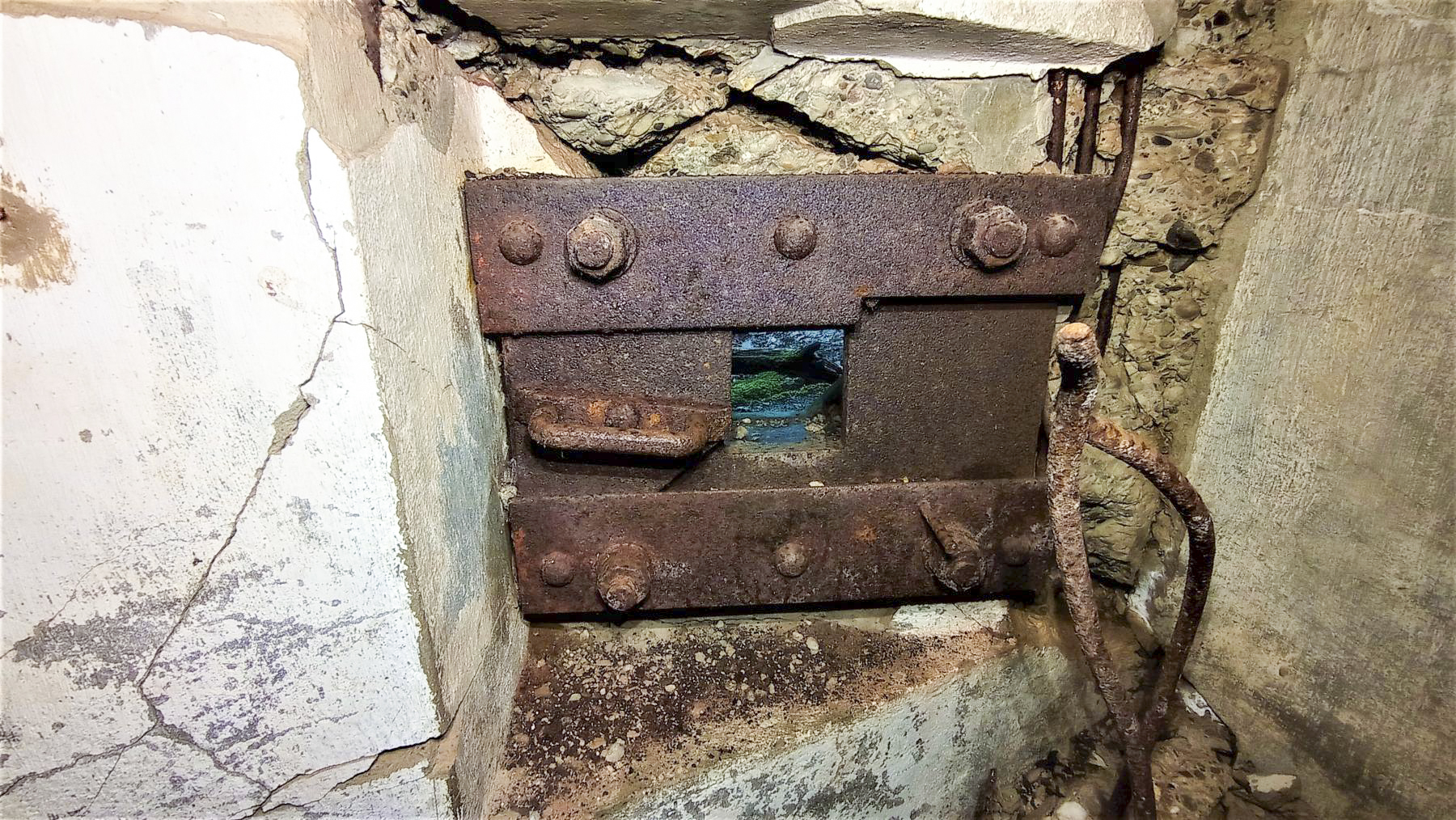 Ligne Maginot - HOCHWALD C6 - (Casemate d'infanterie - double) - Créneau Fusil Mitrailleur type A de protection de l'entrée - Baptiste GAUDIN
