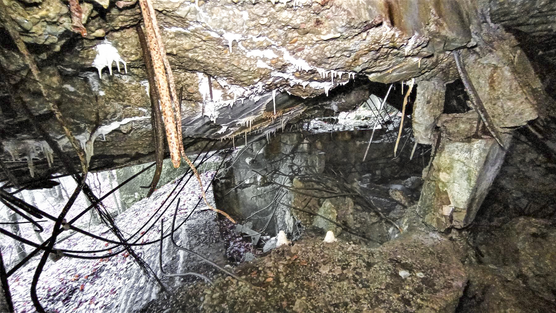 Ligne Maginot - HOCHWALD C6 - (Casemate d'infanterie - double) - Reste de la façade de la chambre de tir haute.  Dans le fossé diamant ou s'est effondrée la façade, on devine un créneau FM type A de la dite façade. - Baptiste GAUDIN