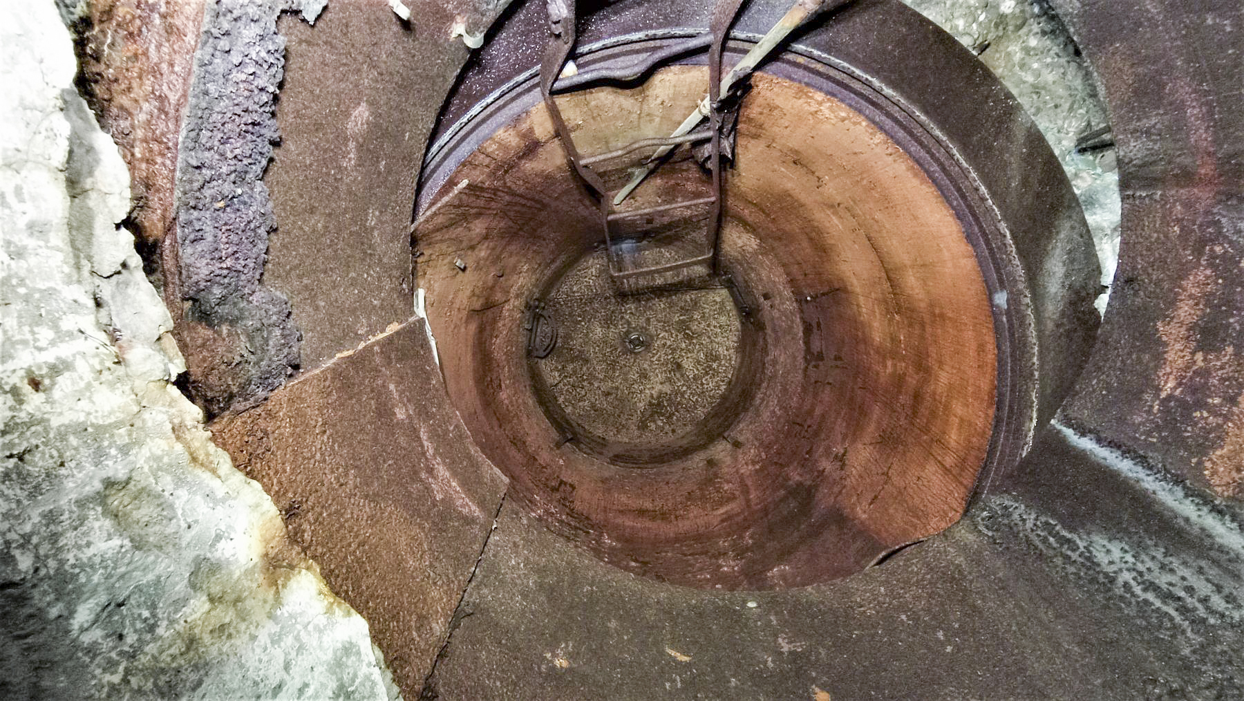Ligne Maginot - HOCHWALD C6 - (Casemate d'infanterie - double) - Cloche GFM qui s'est désaxée de son cuvelage suite aux explosions - Baptiste GAUDIN