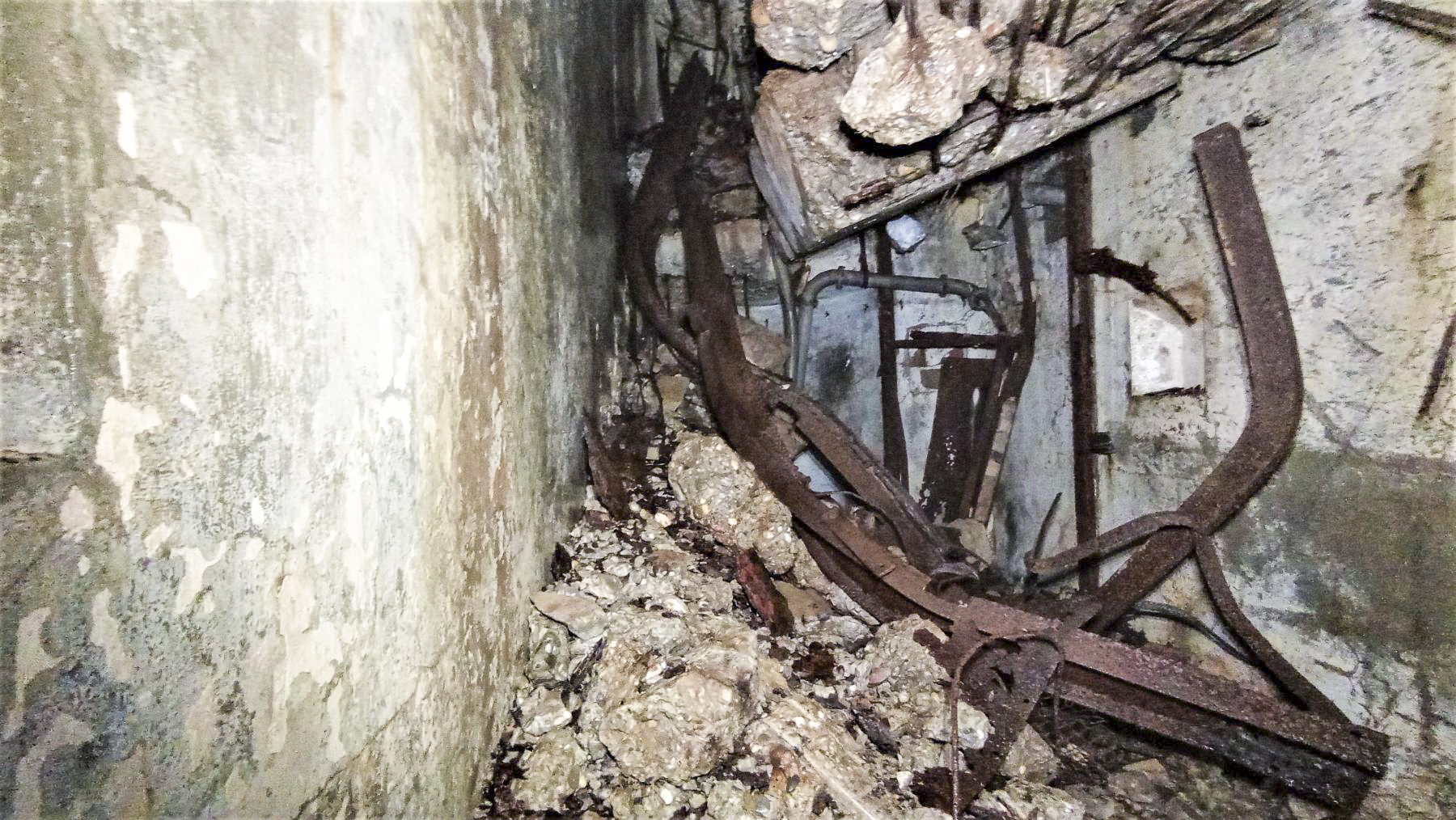 Ligne Maginot - HOCHWALD C6 - (Casemate d'infanterie - double) - Reste de l'accès à l'étage inférieur, les rails de translation du plancher mobile de la cloche GFM se sont retrouvés dans l'escalier - Baptiste GAUDIN
