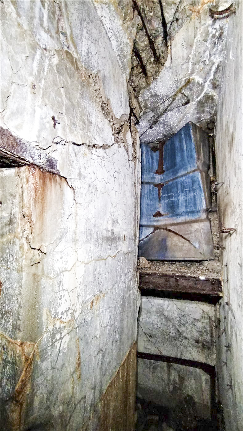 Ligne Maginot - HOCHWALD C6 - (Casemate d'infanterie - double) - Accès à la chambre du chef de casemate, au fond une citerne d'eau potable - Baptiste GAUDIN