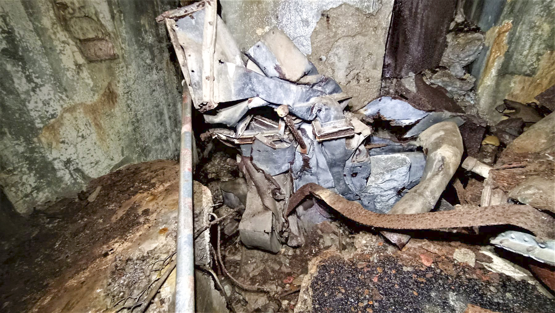 Ligne Maginot - HOCHWALD C6 - (Casemate d'infanterie - double) - Reste de tuyaux de ventilation sur le mur gauche effondré de la chambre de tir - Baptiste GAUDIN