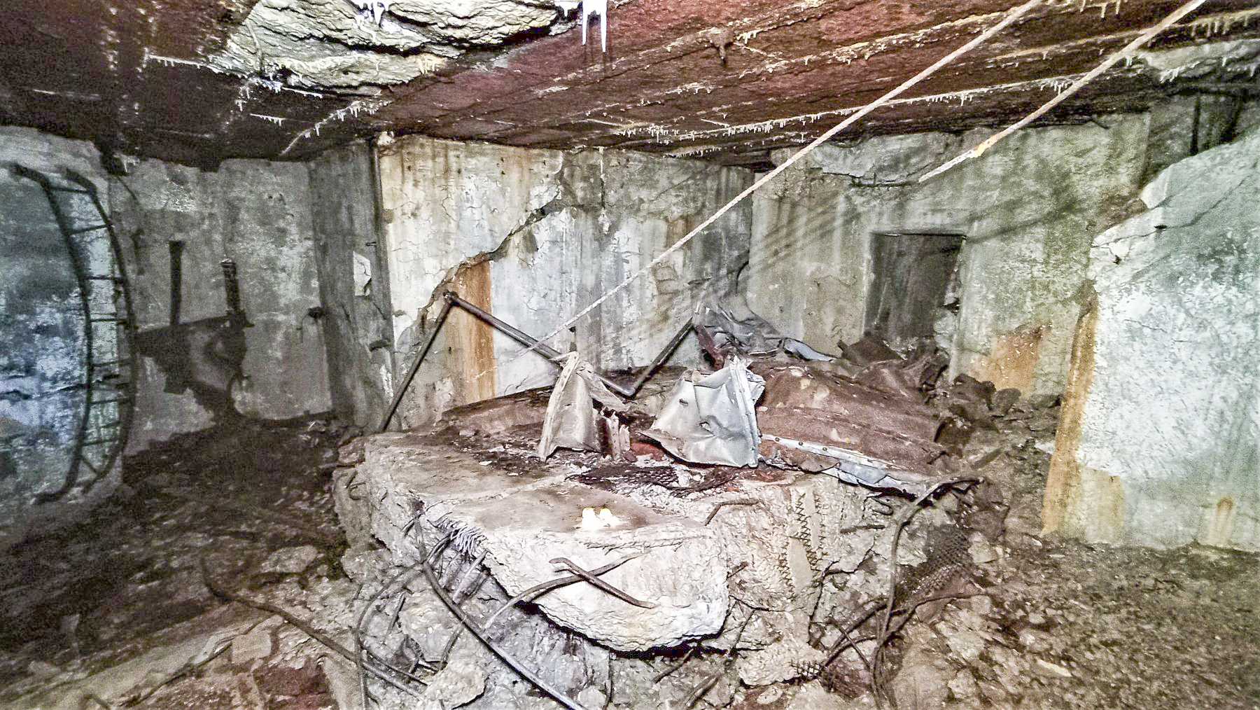 Ligne Maginot - HOCHWALD C6 - (Casemate d'infanterie - double) - Mur gauche effondré de la chambre de tir basse - Baptiste GAUDIN