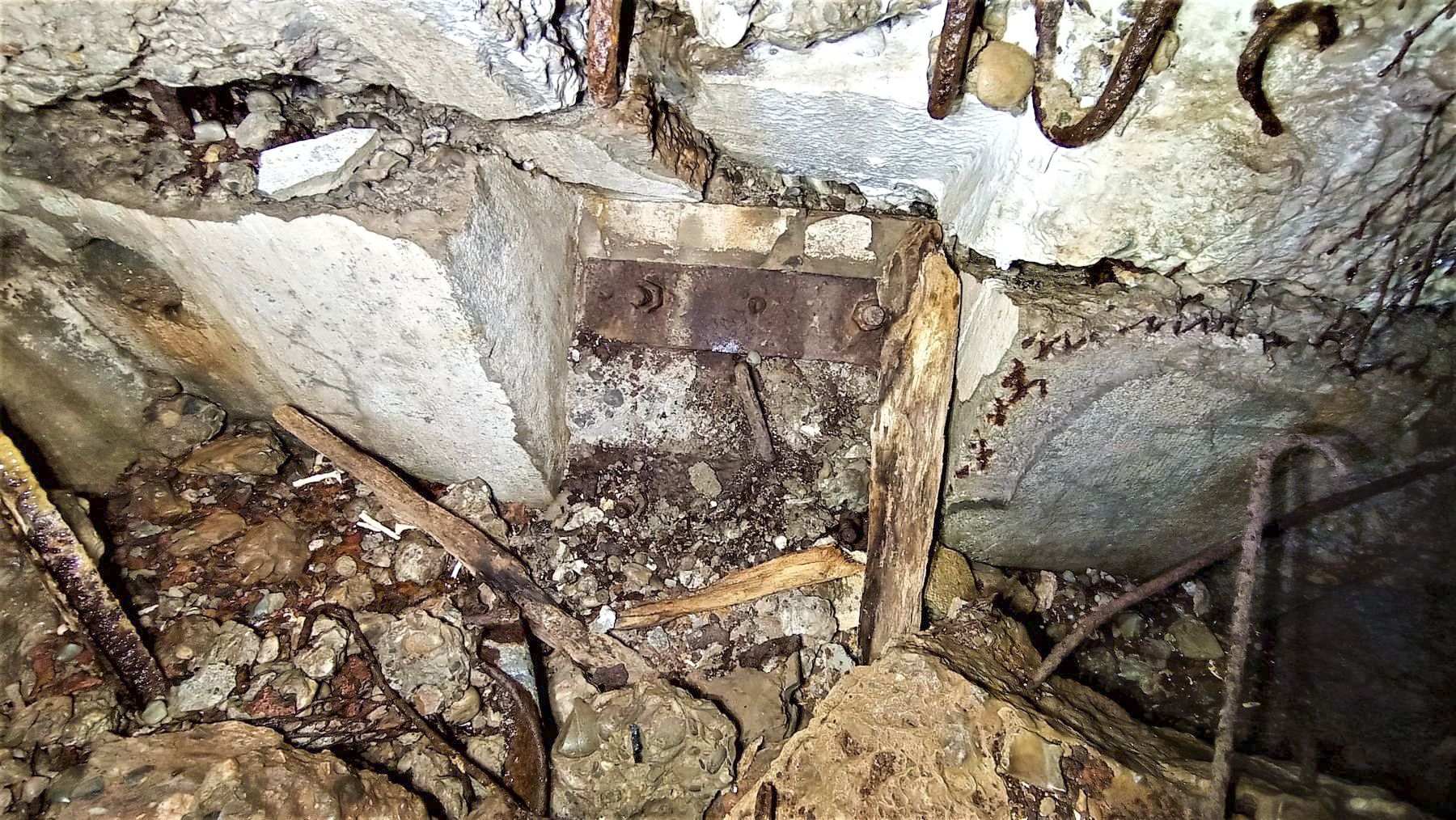 Ligne Maginot - HOCHWALD C6 - (Casemate d'infanterie - double) - Créneau de protection de l'issue de secours donnant sur le puits d'accès - Baptiste GAUDIN