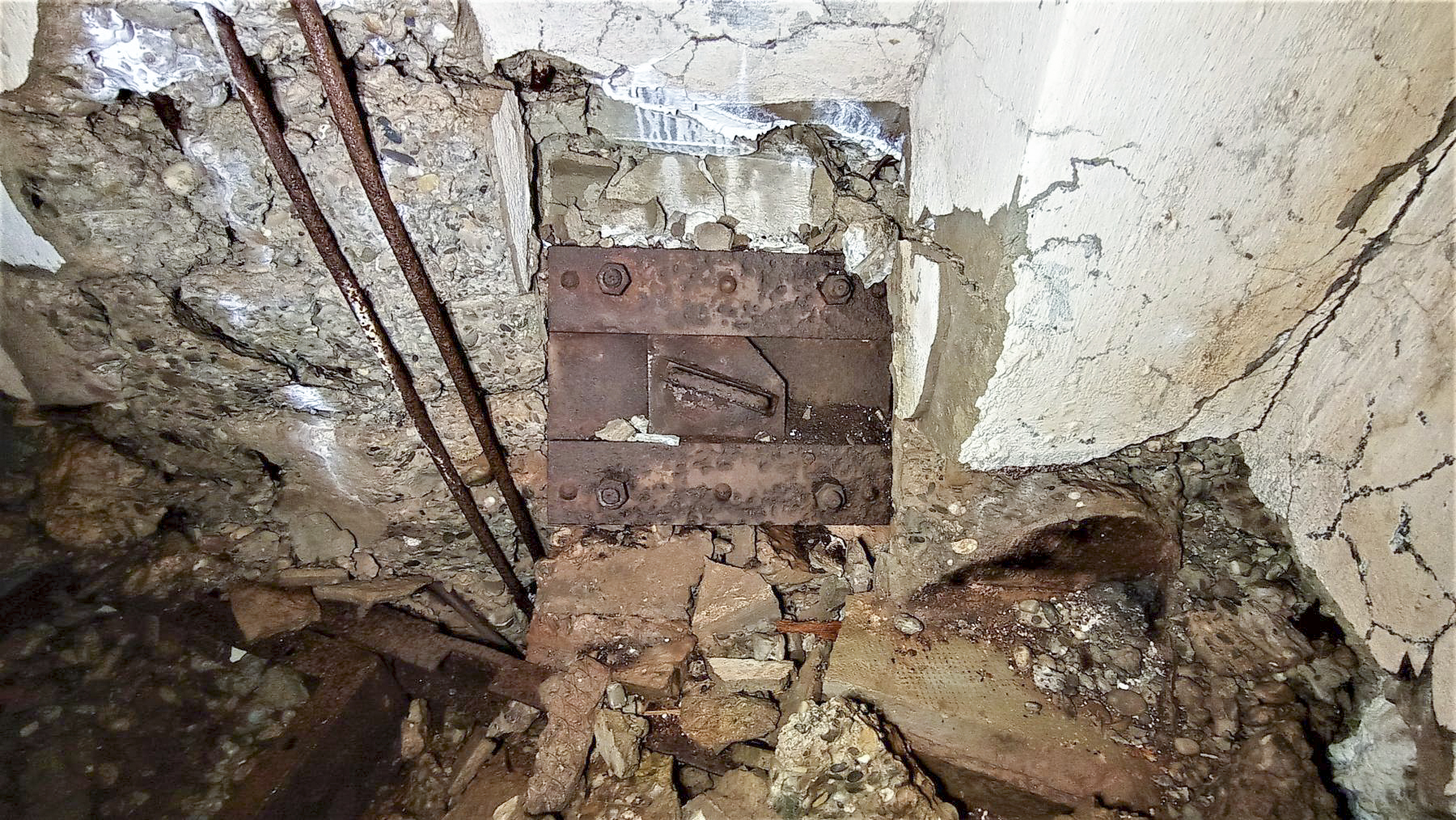 Ligne Maginot - HOCHWALD C6 - (Casemate d'infanterie - double) - Créneau de protection de l'issue de secours donnant sur la façade - Baptiste GAUDIN