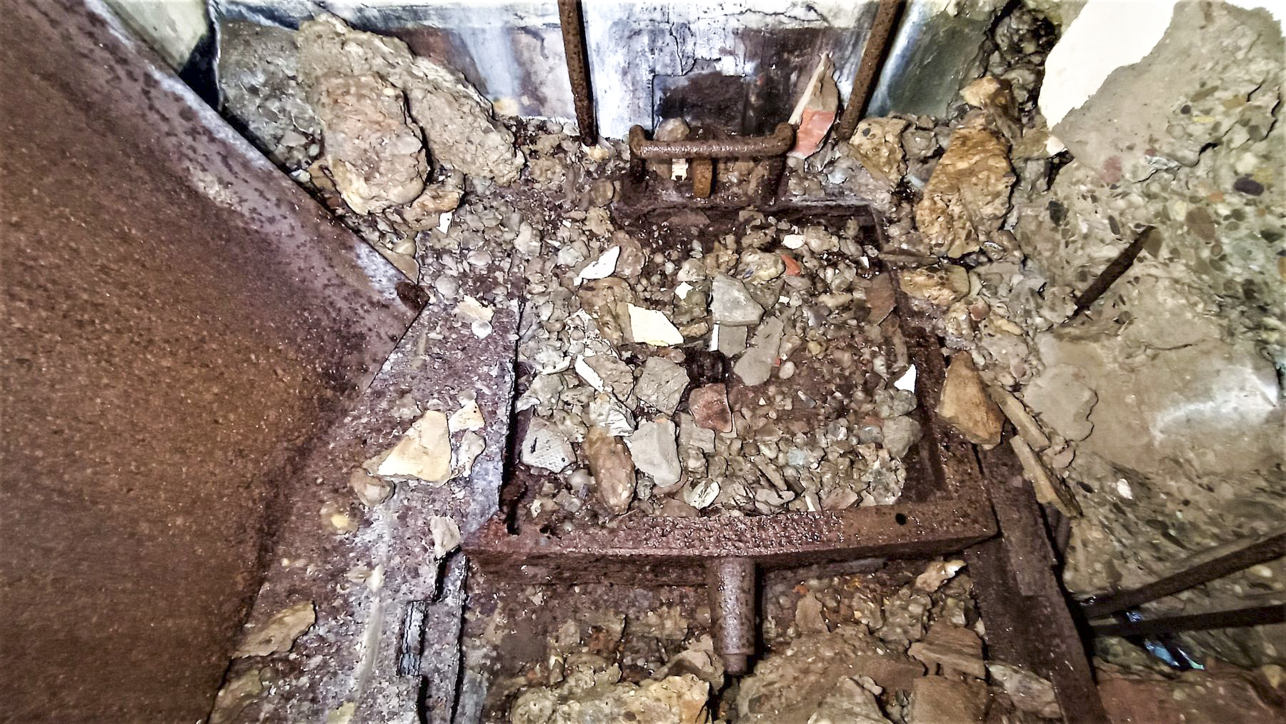 Ligne Maginot - HOCHWALD C6 - (Casemate d'infanterie - double) - Trappe coulissante de l'issue de secours - Baptiste GAUDIN