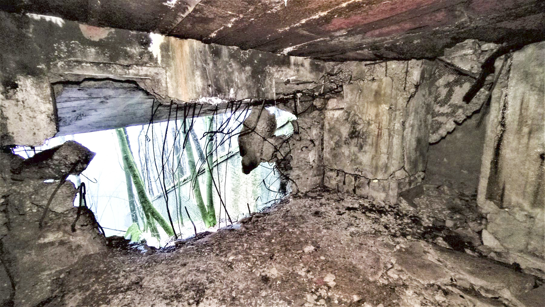 Ligne Maginot - HOCHWALD C6 - (Casemate d'infanterie - double) - Chambre de tir de l'étage inférieur, à droite l'accès au projecteur - Baptiste GAUDIN