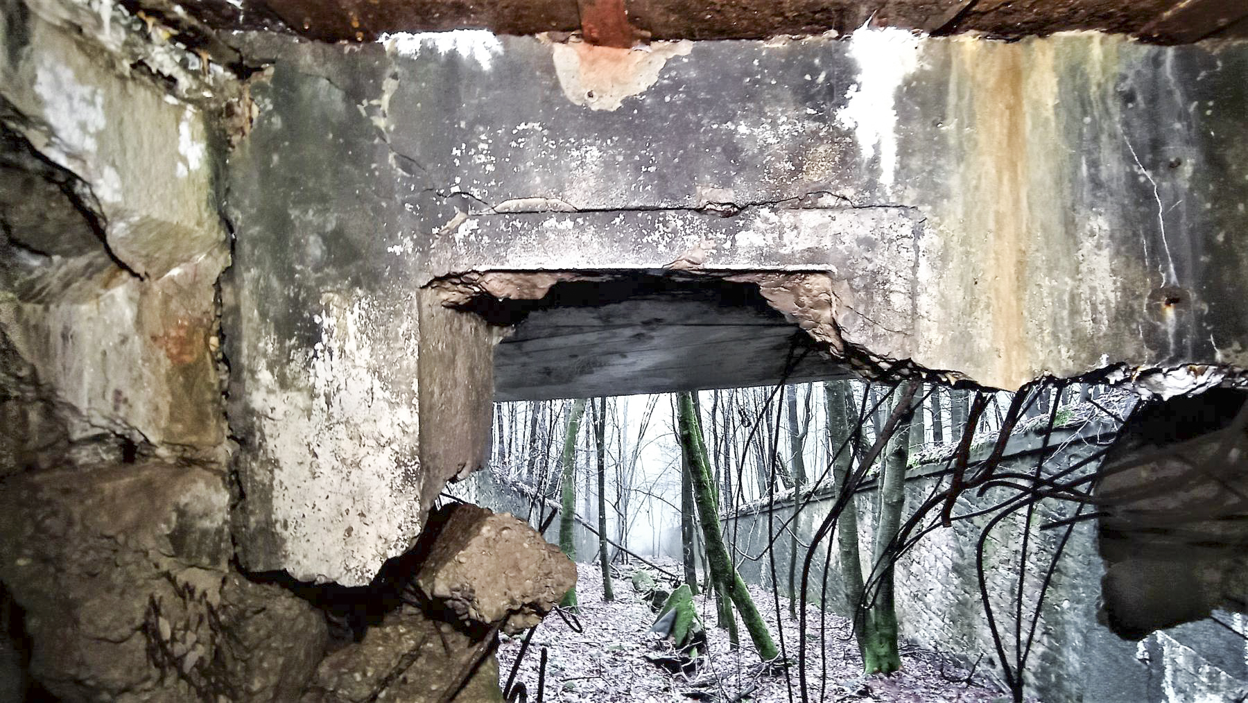 Ligne Maginot - HOCHWALD C6 - (Casemate d'infanterie - double) - Reste du créneau pour jumelage de mitrailleuses Reibel Mac 31 de droite - Baptiste GAUDIN