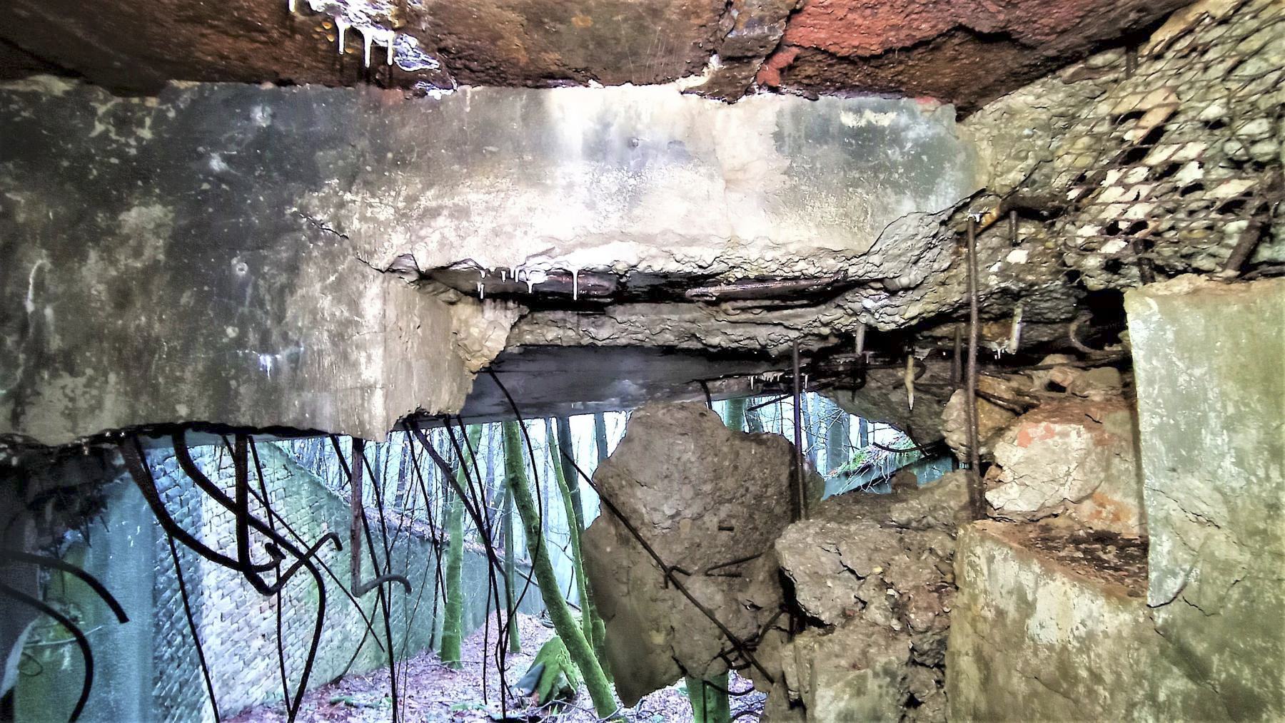 Ligne Maginot - HOCHWALD C6 - (Casemate d'infanterie - double) - Reste du créneau pour jumelage de mitrailleuses Reibel Mac 31 de gauche - Baptiste GAUDIN