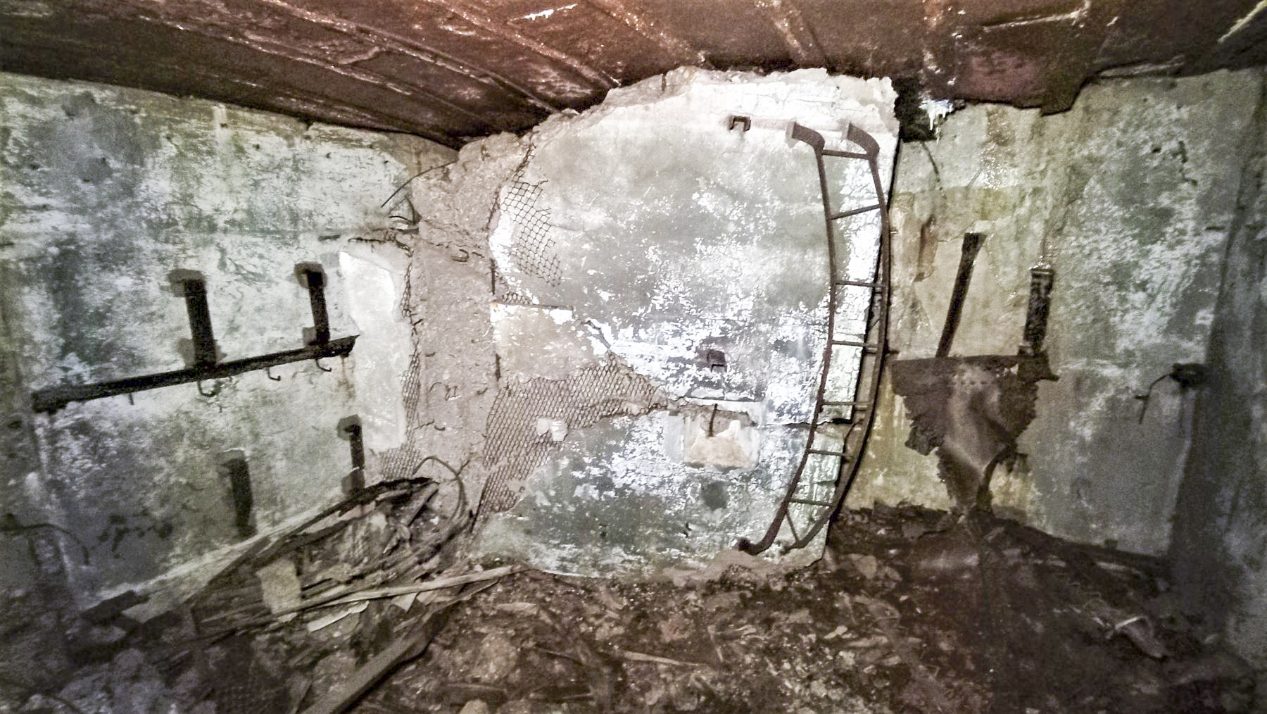 Ligne Maginot - HOCHWALD C6 - (Casemate d'infanterie - double) - Cloison séparant la chambre de tir de la chambre de repos pour 8 hommes de l'étage inférieur - Baptiste GAUDIN