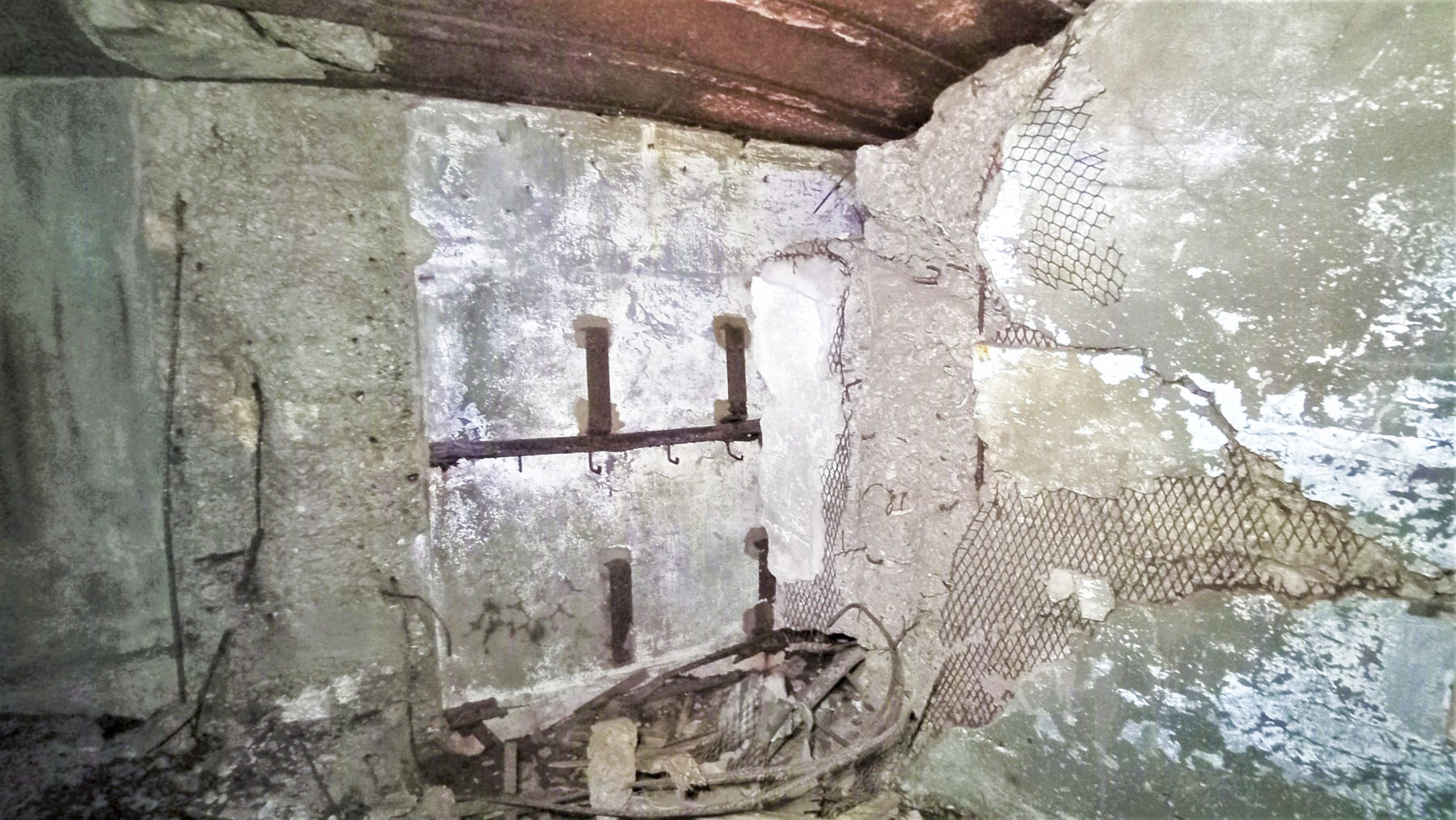 Ligne Maginot - HOCHWALD C6 - (Casemate d'infanterie - double) - Détail du mur du fond de la chambre de repos pour 8 hommes. On voit bien ,à gauche, la position initiale de la cloison séparant les deux chambres - Baptiste GAUDIN