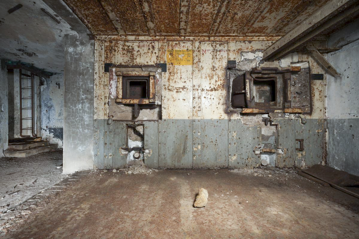 Ligne Maginot - CRUSNES OUEST - C24 - (Casemate d'infanterie - Simple) - Chambre de tir. On remarquera les modifications apportées (cloison supprimée, créneaux murés...) - www.arnaultjl-photo.com