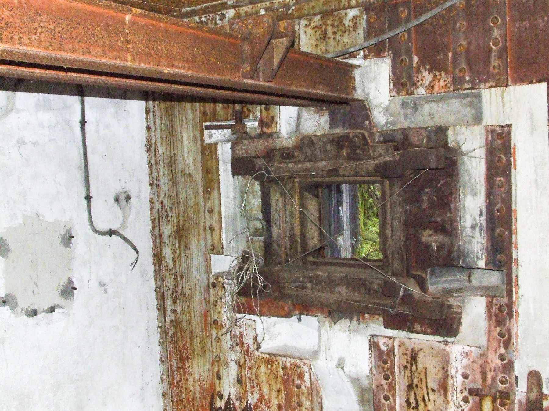 Ligne Maginot - SINGLING OUEST - (Casemate d'infanterie) - Le créneau JM et AC47 de la chambre de tir Est - STENGER Mathieu