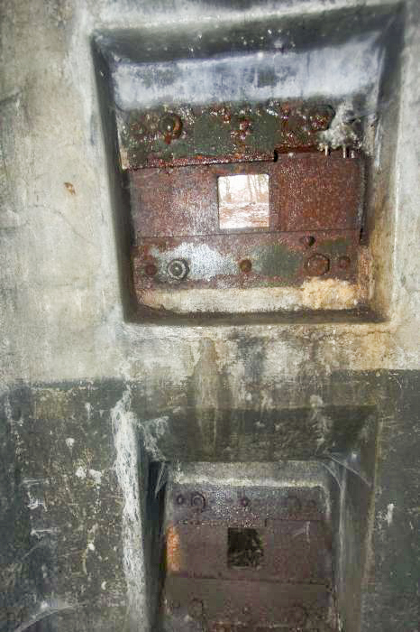 Ligne Maginot - SOUFFLENHEIM (II / 23° RIF) - (Abri) - Créneaux pour FM 24/29
Comme dans toutes les constructions 'premiers fronts', celui du dessus est destiné à la défense rapprochée de l'abri, celui du dessous à la défense du fossé. - GRAMI